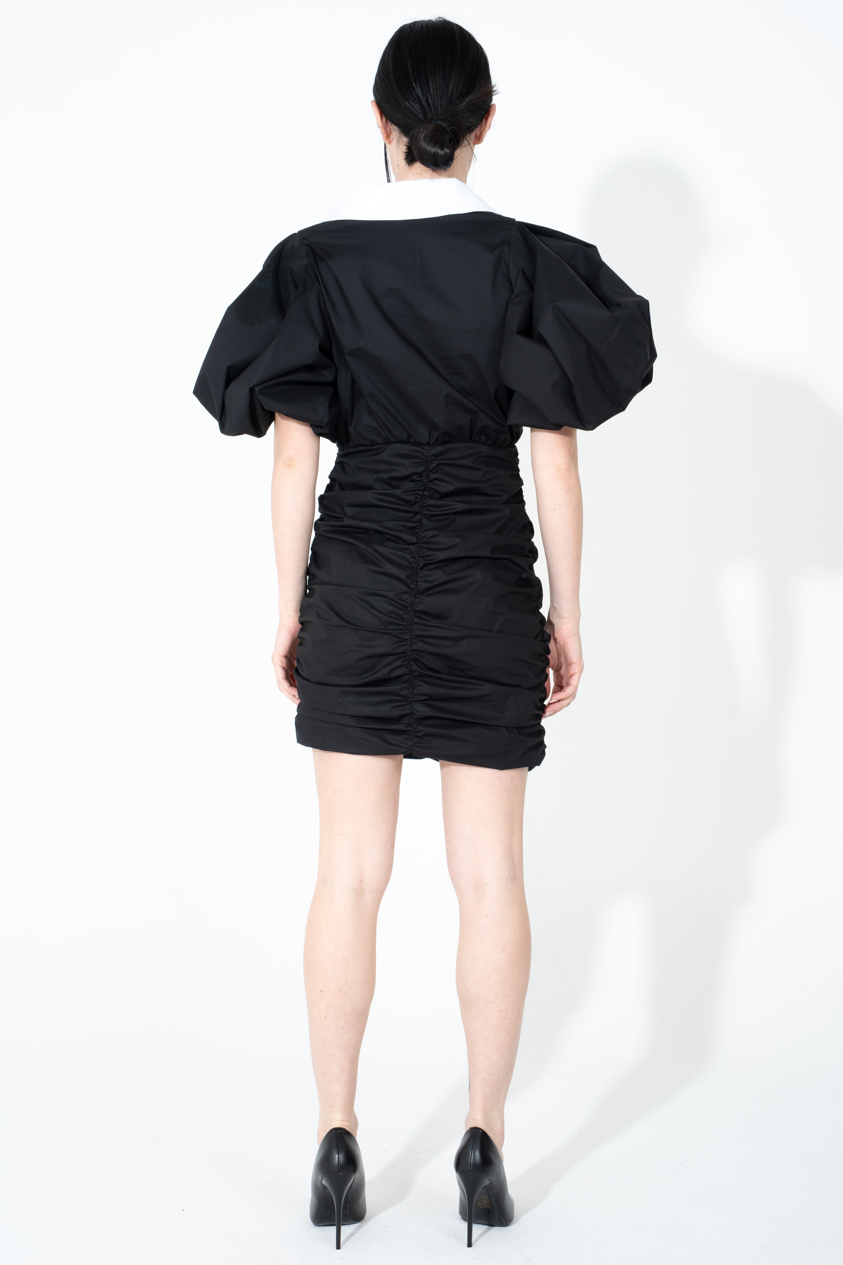 Abito con collo peter pan