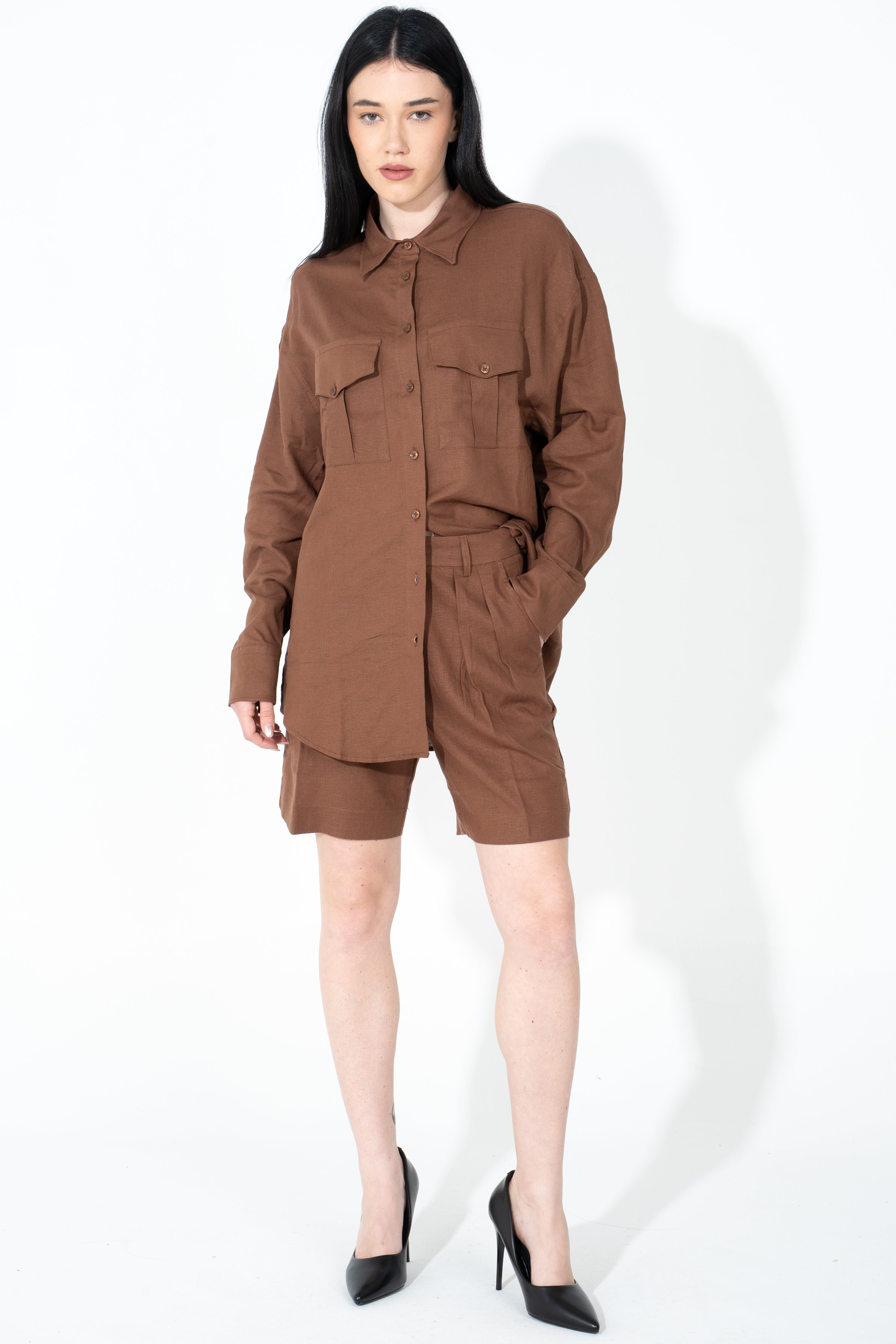 Short morbidi in lino