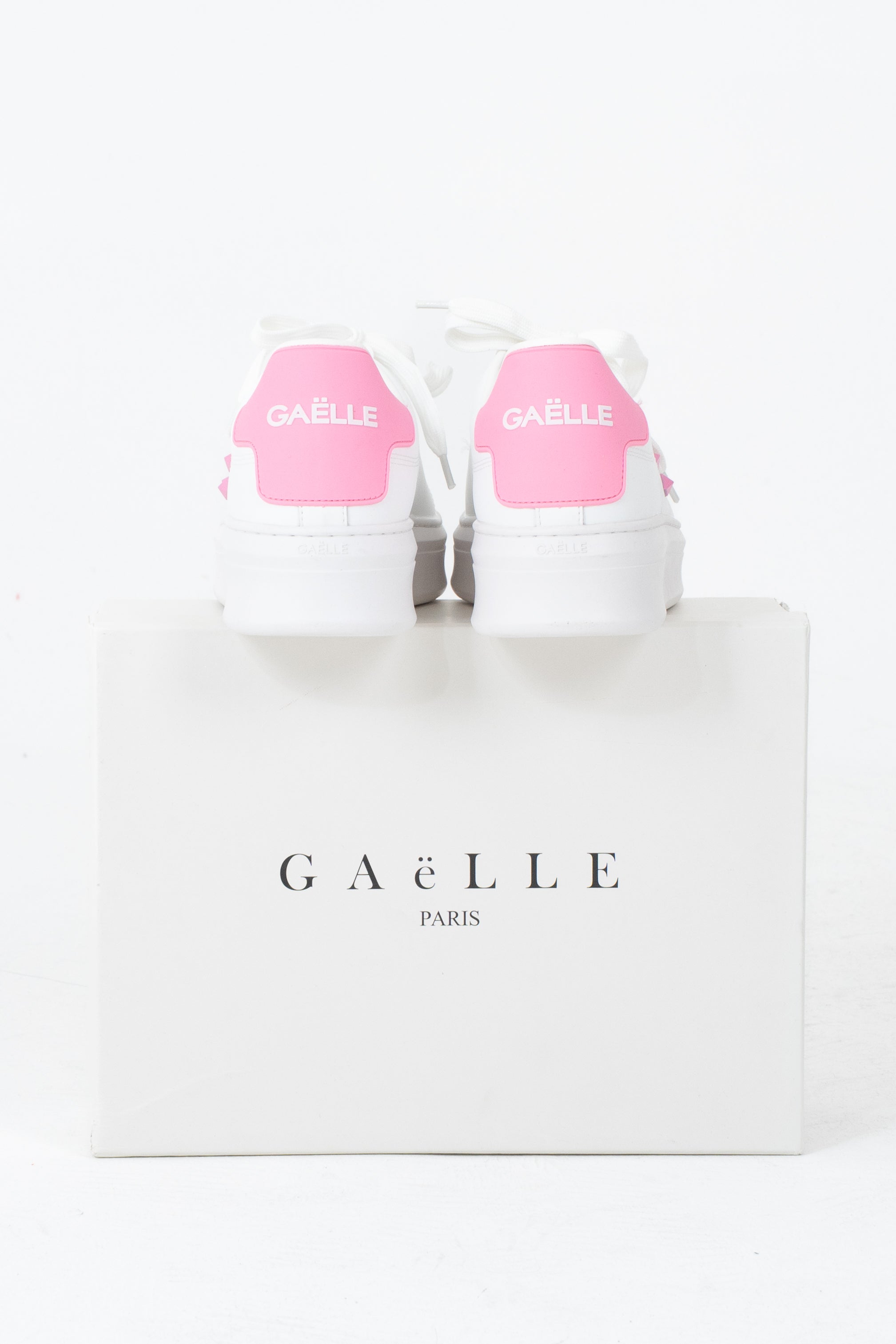 Sneakers con borchie colorate