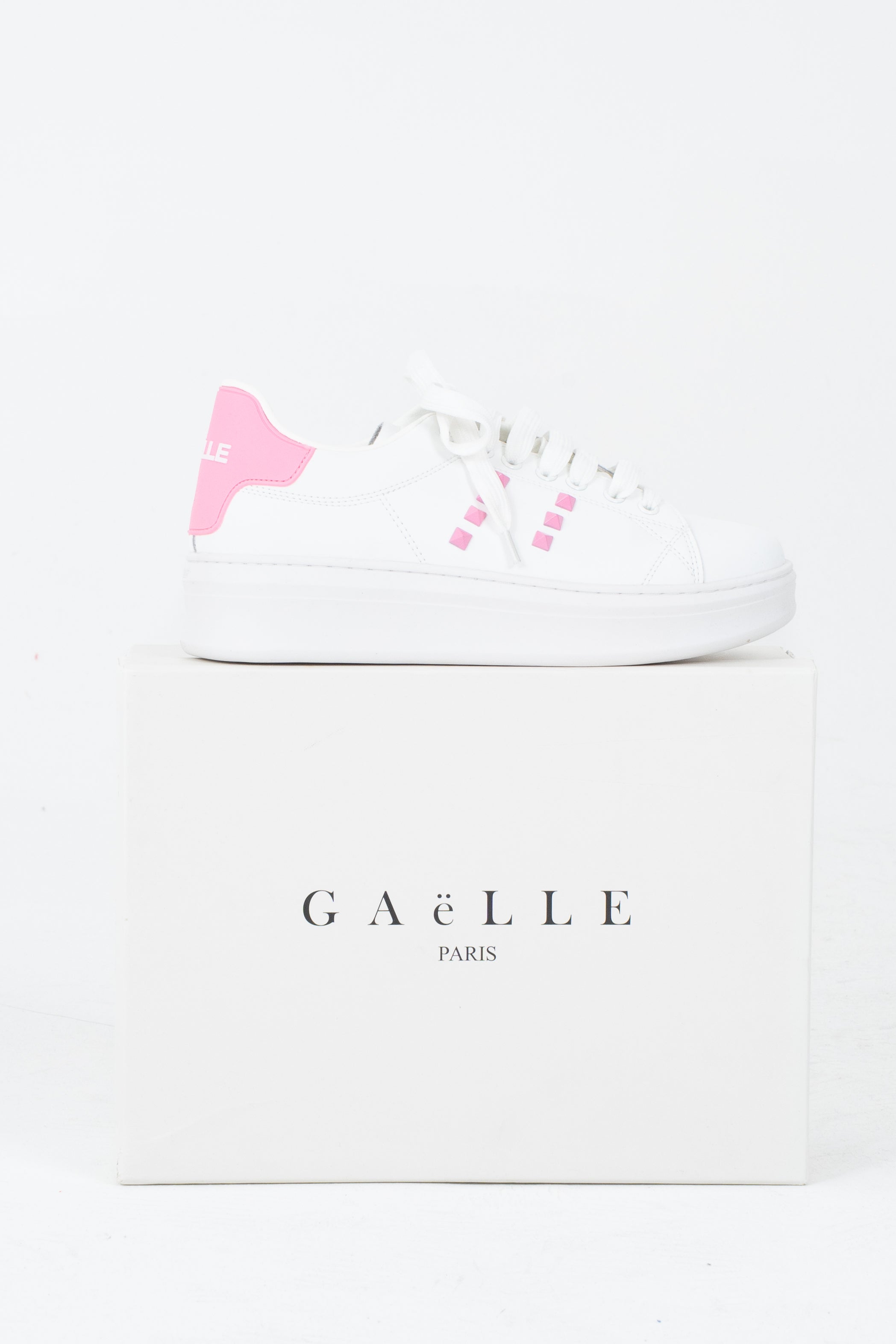 Sneakers con borchie colorate
