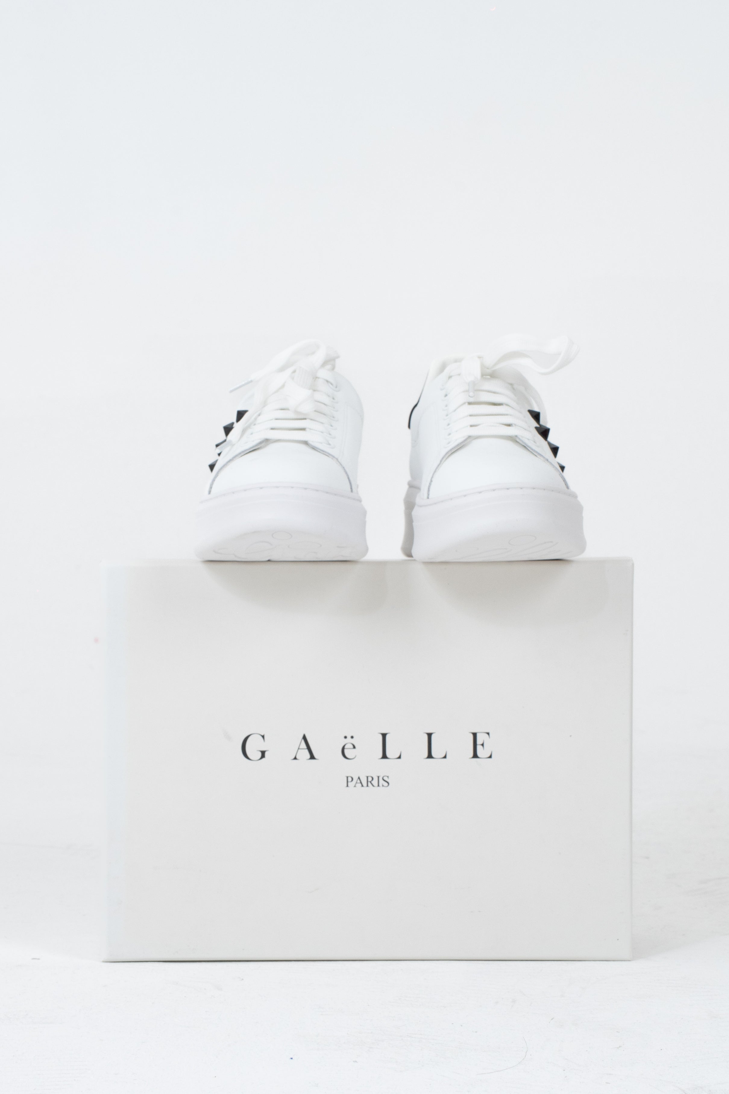 Sneakers con borchie colorate