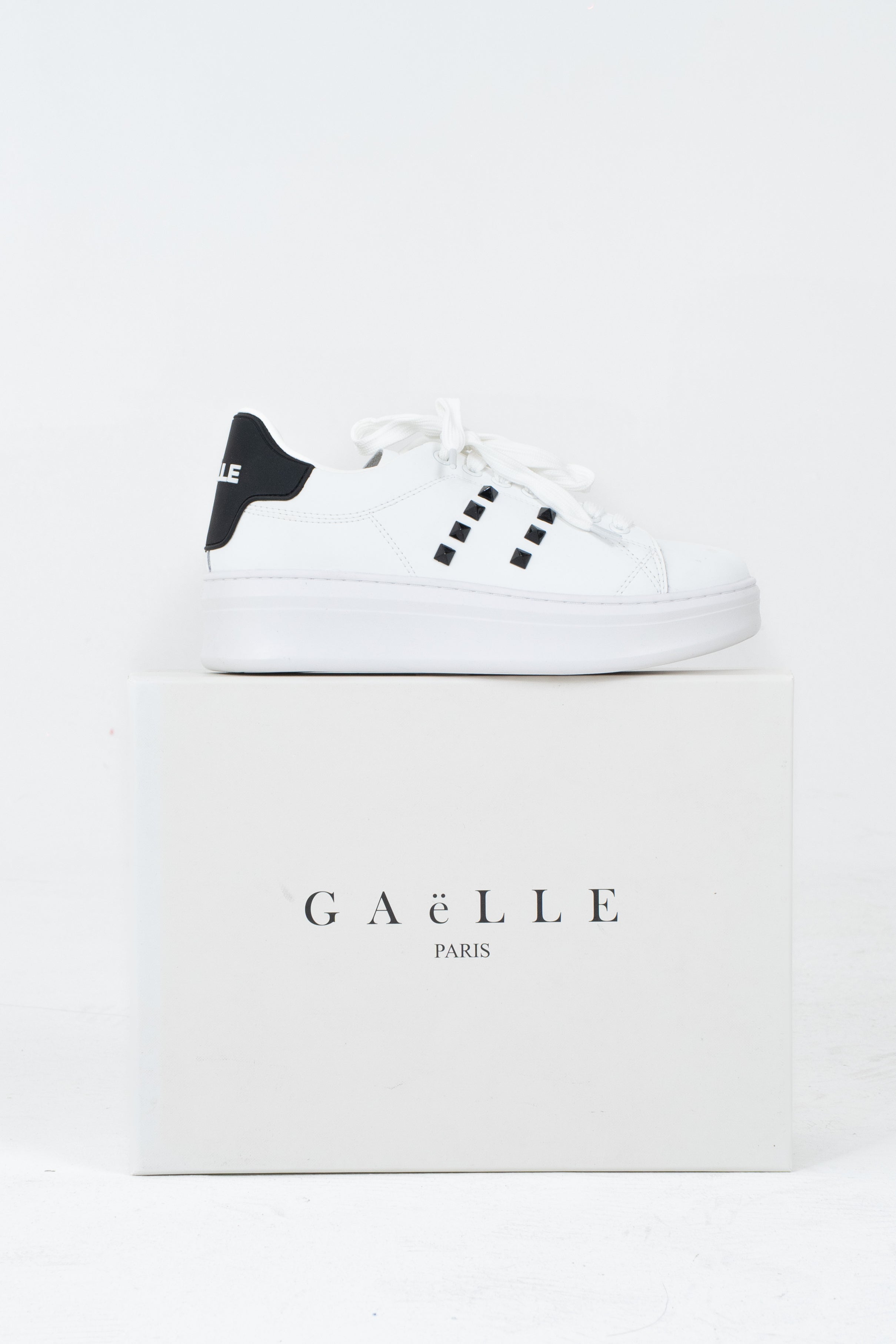Sneakers con borchie colorate