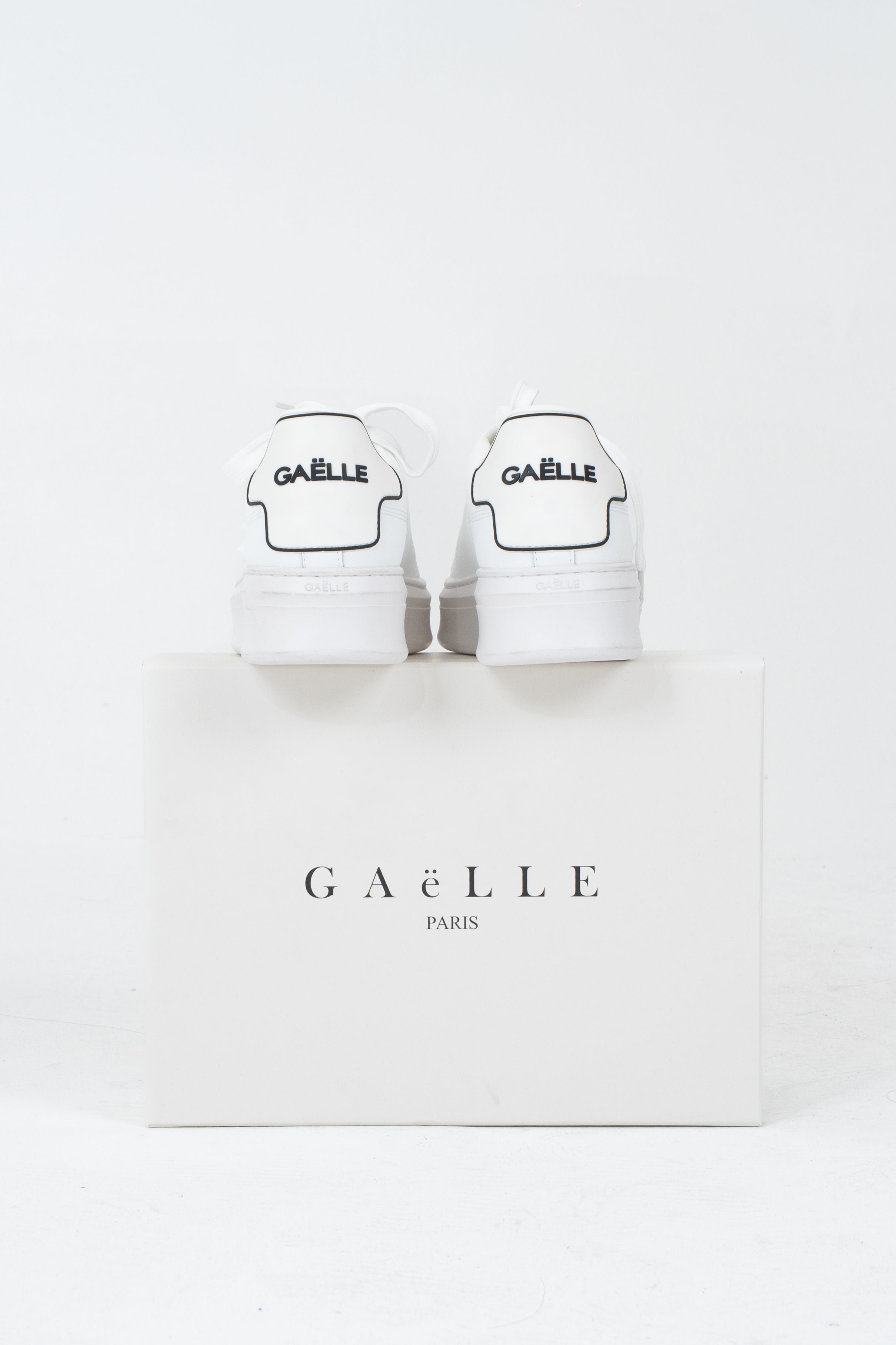 Sneakers con tallone profilato