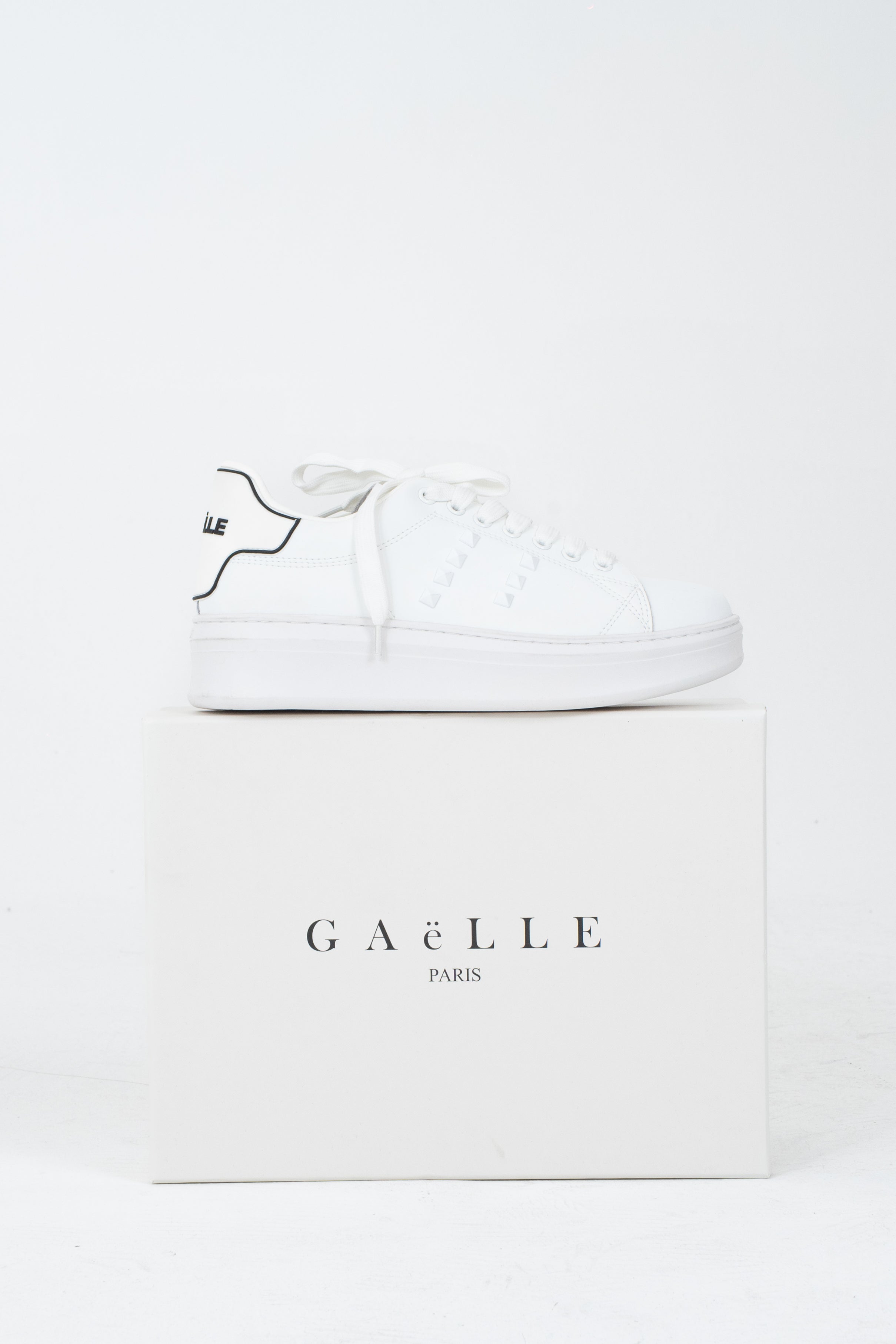 Sneakers con tallone profilato