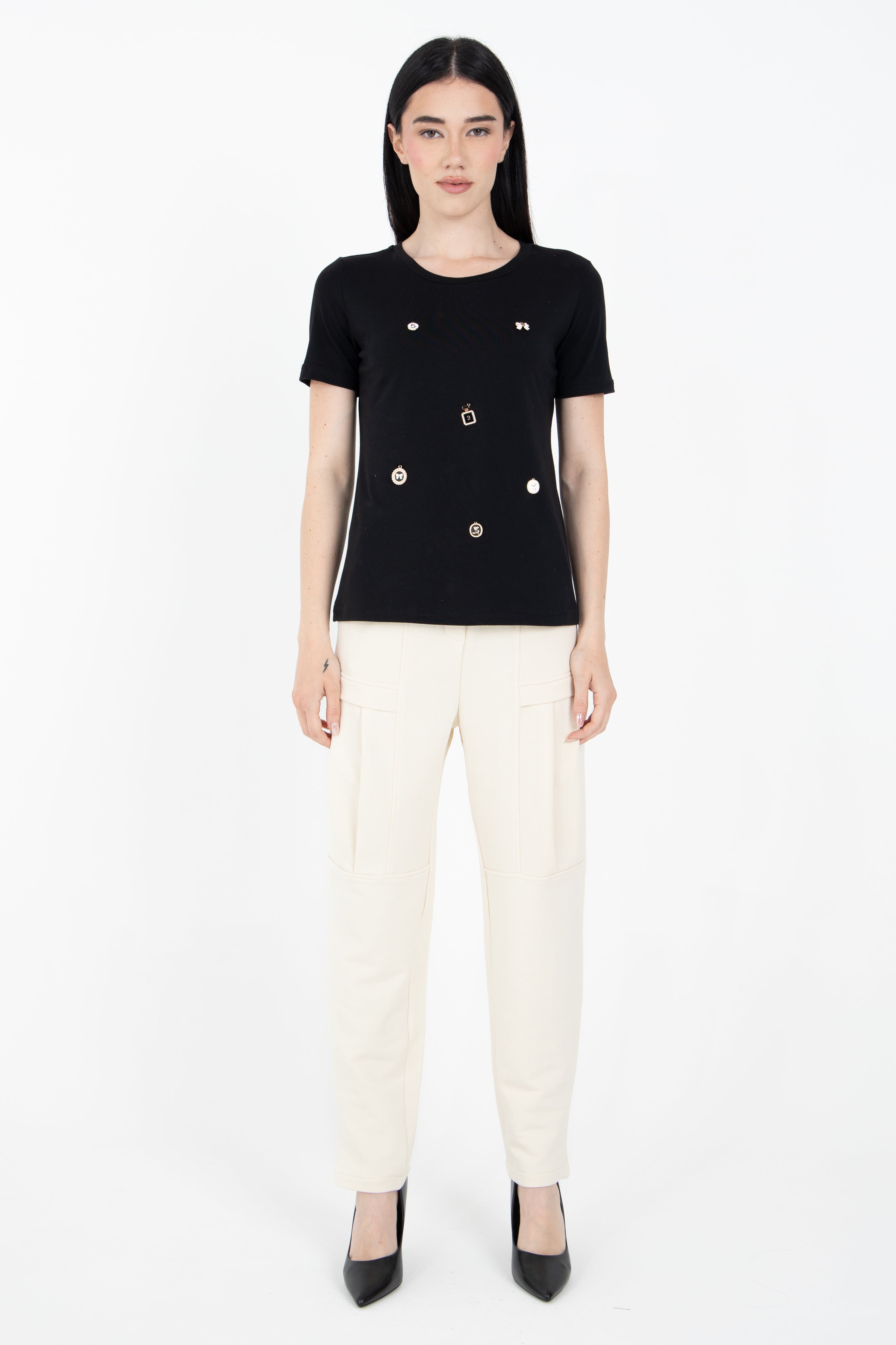 T-shirt con applicazioni cucite