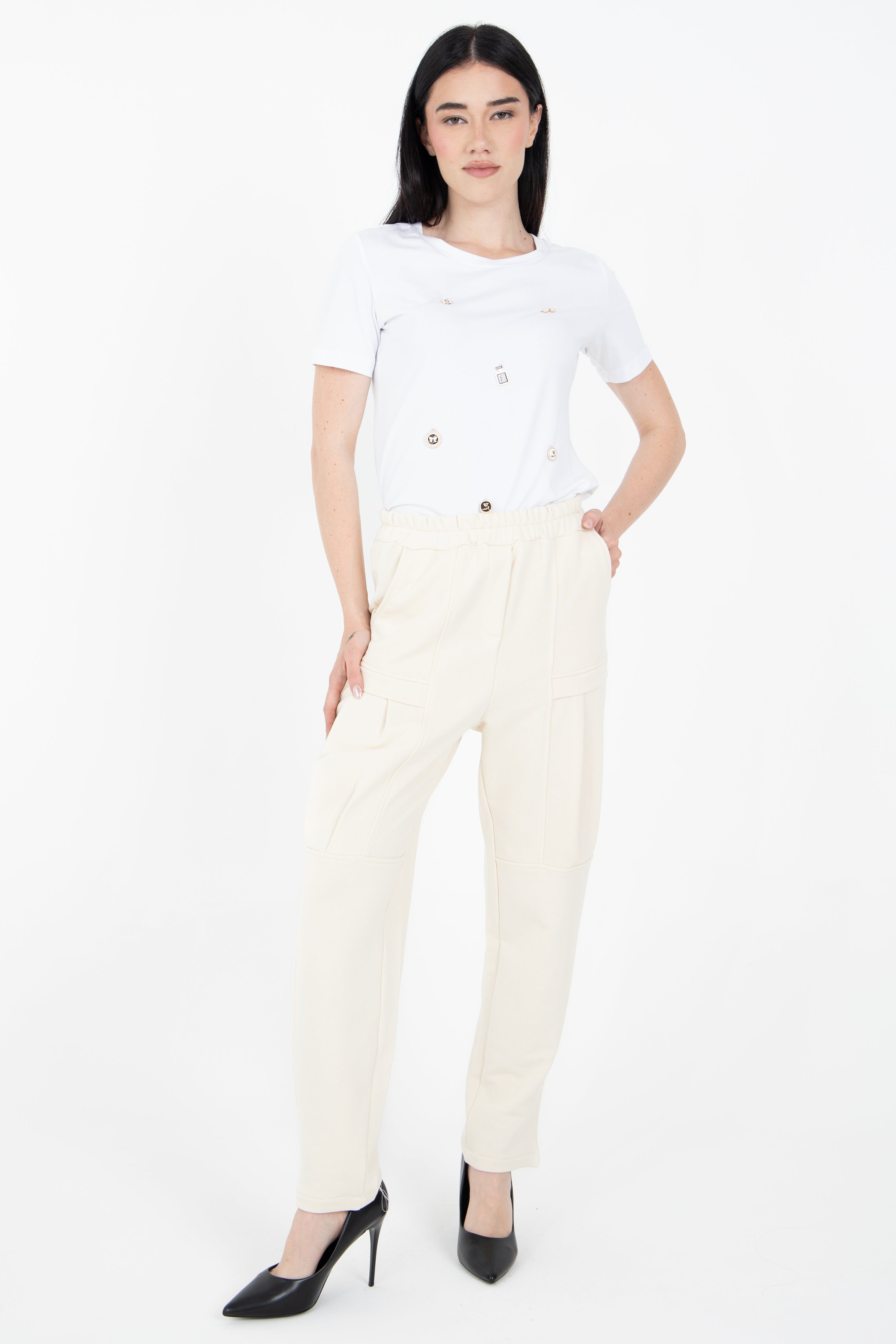 T-shirt con applicazioni cucite