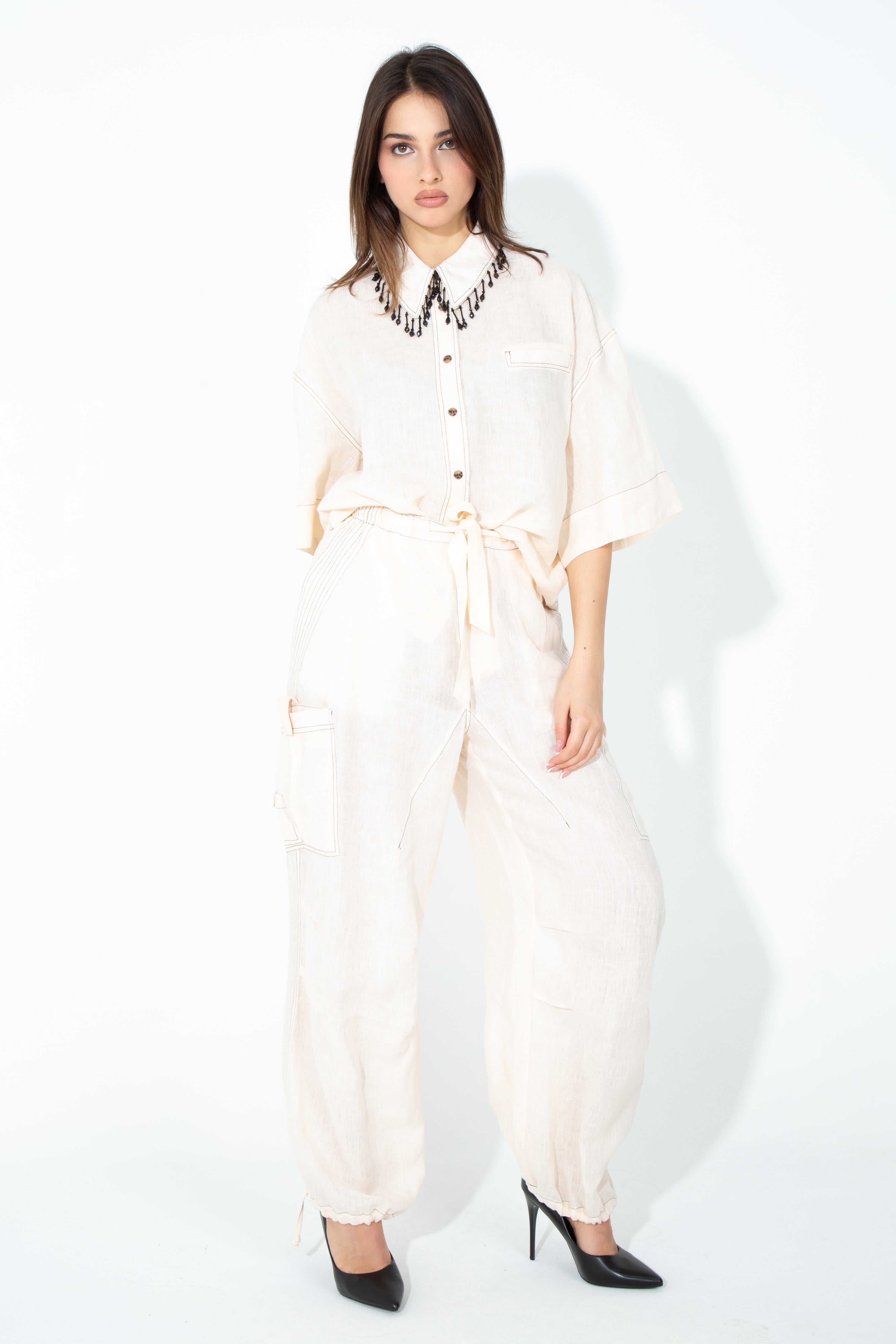 Pantalone con cuciture a contrasto