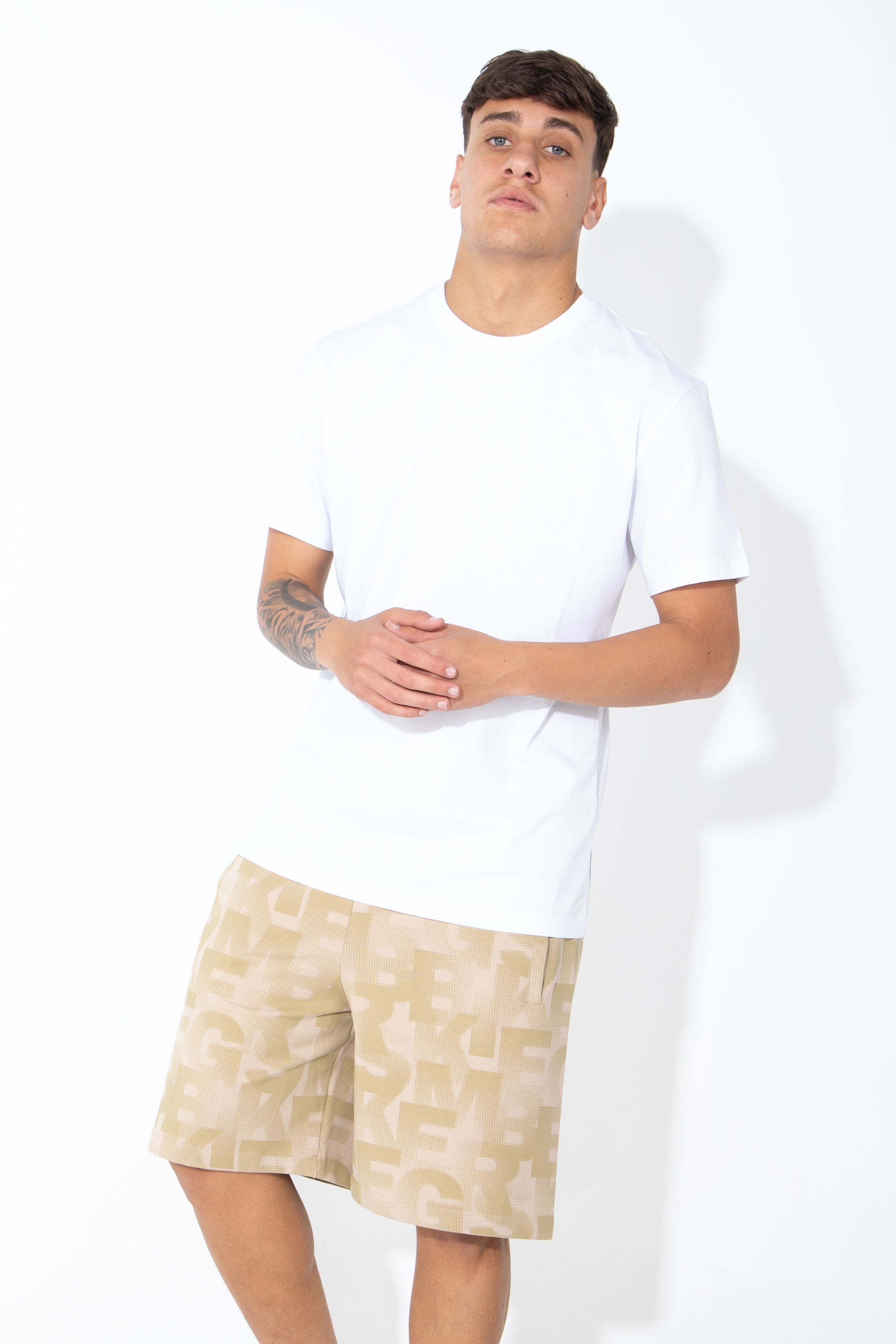 T-Shirt con logo tono su tono