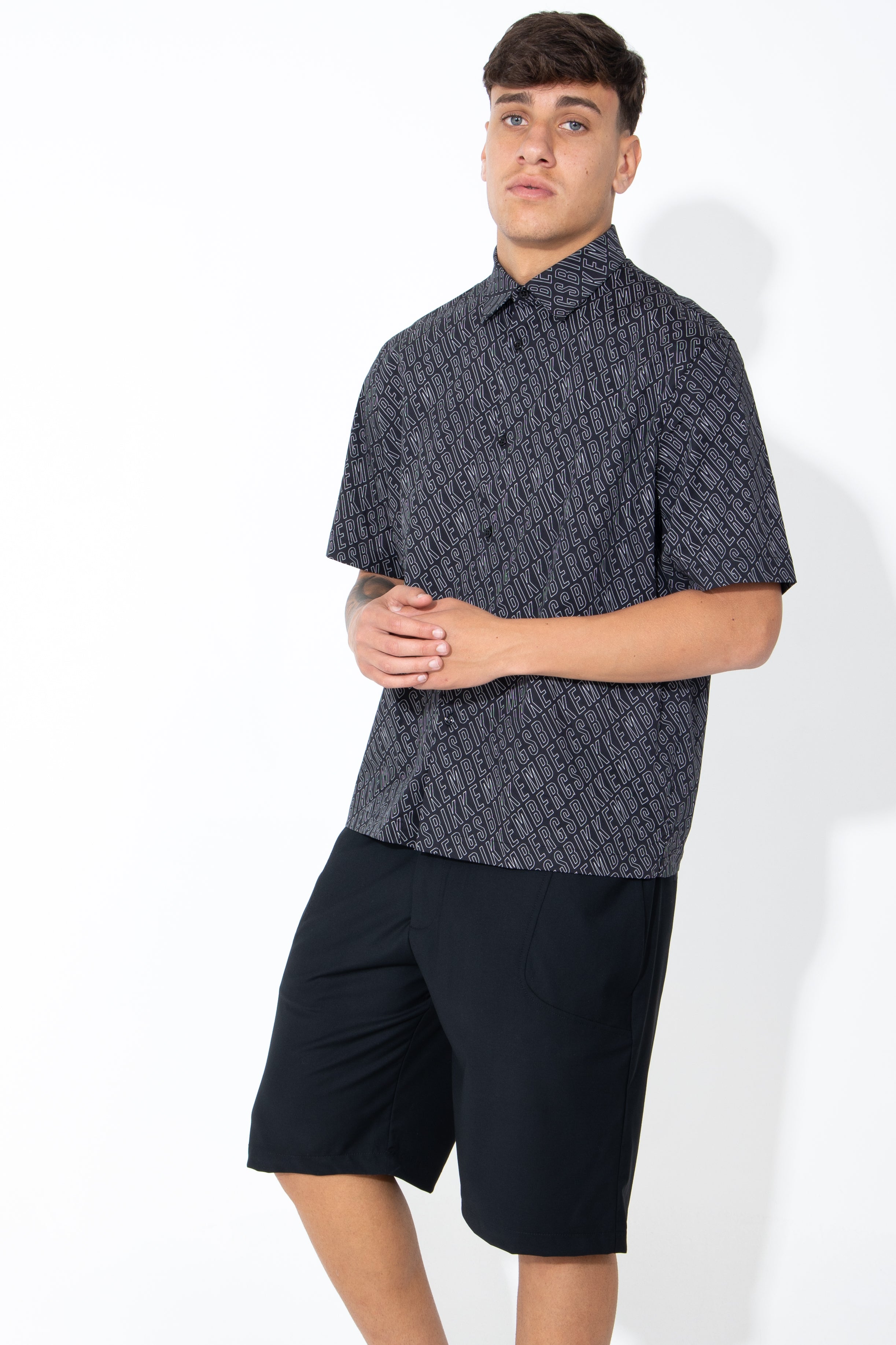 Camicia mezze maniche con logo a contrasto