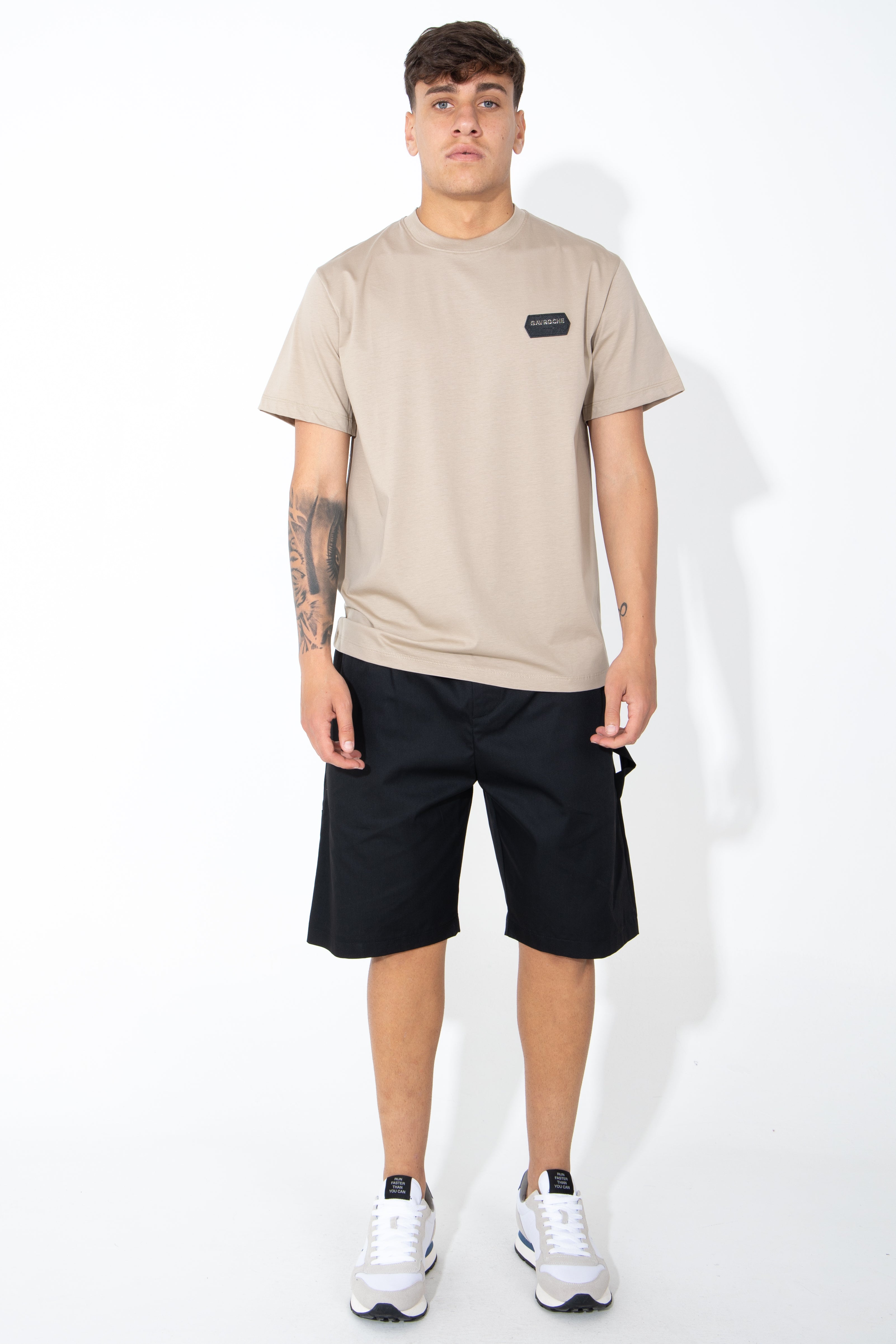 T-shirt con logo applicato