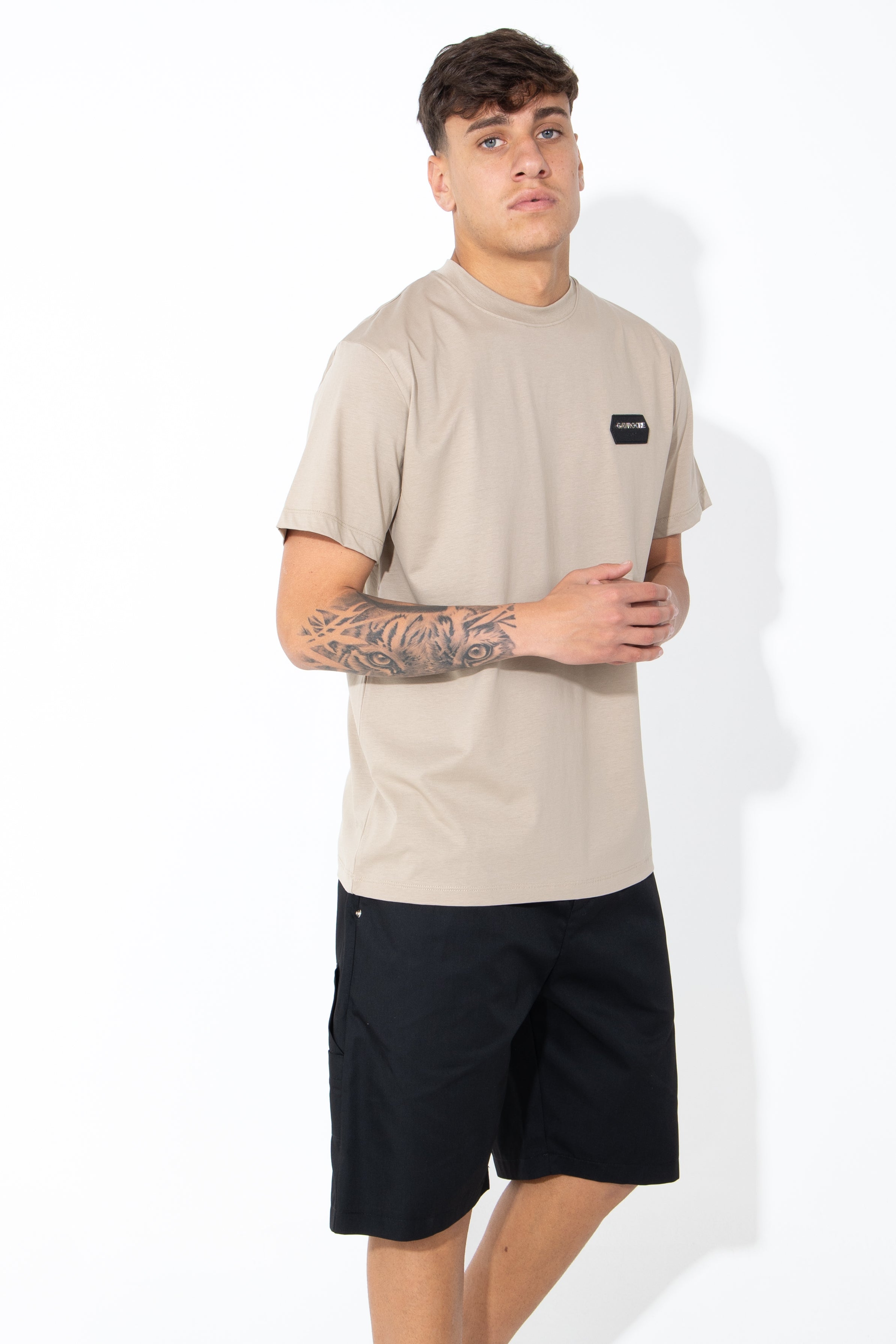 T-shirt con logo applicato