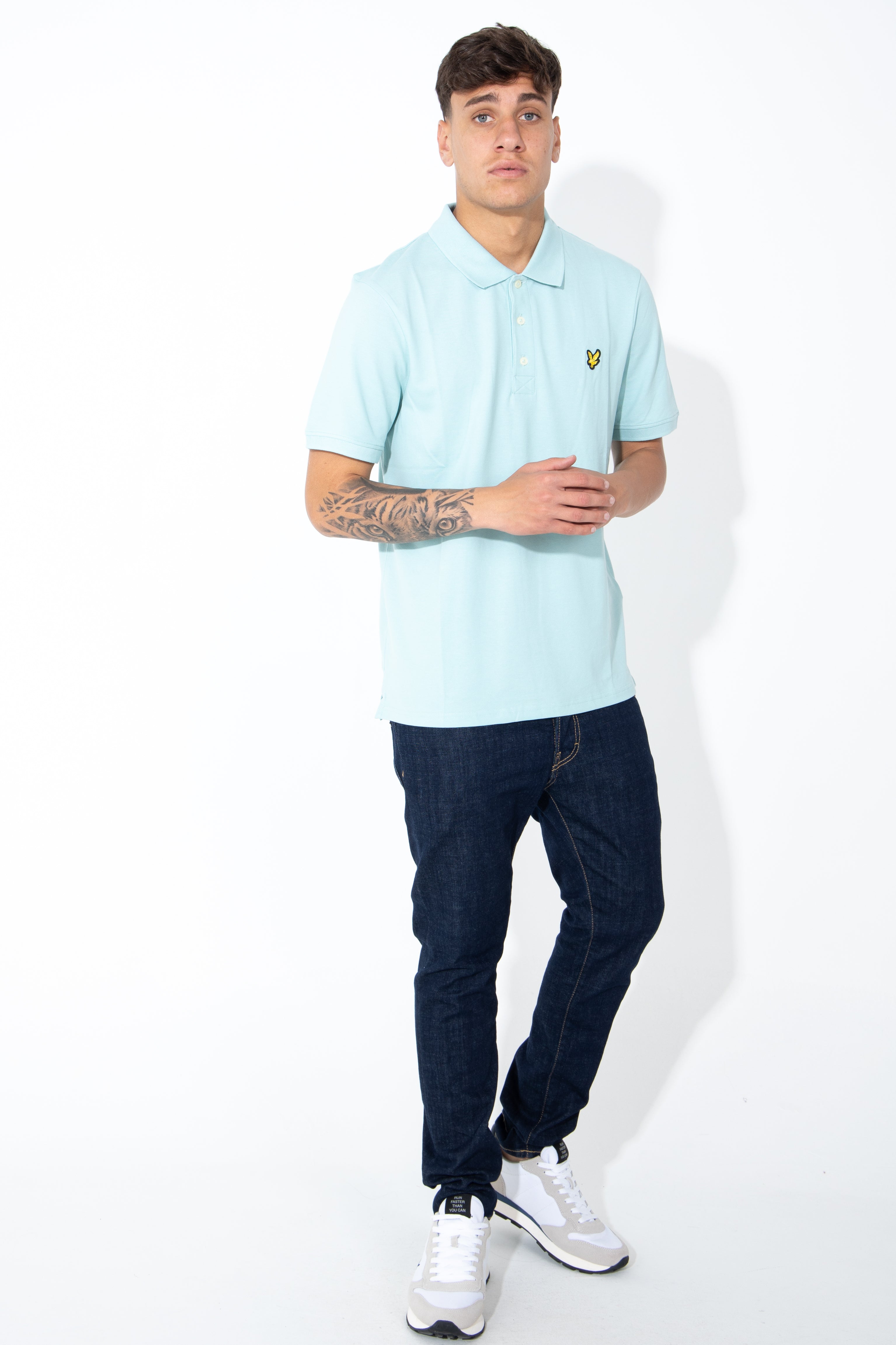 Polo con logo giallo