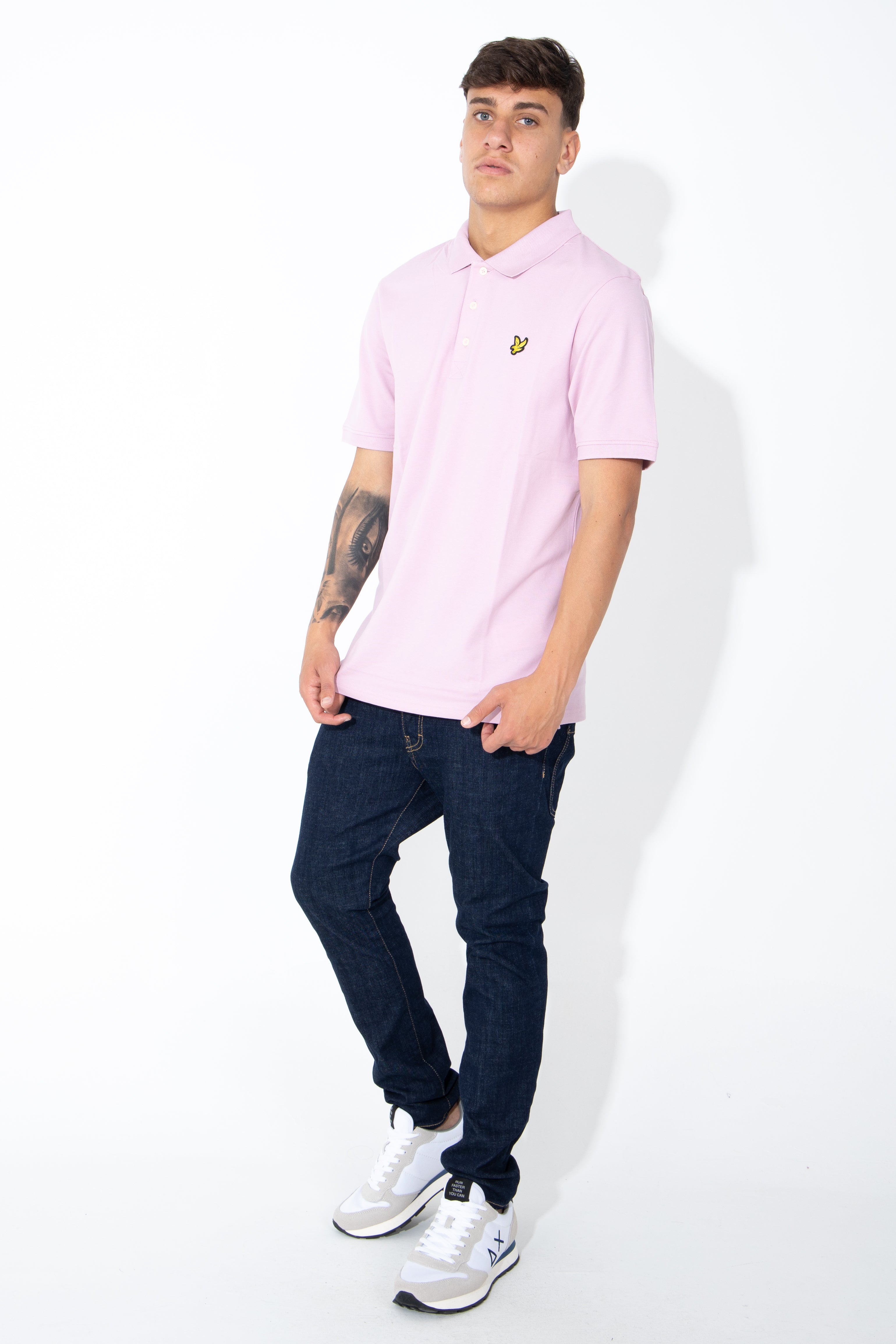 Polo con logo giallo