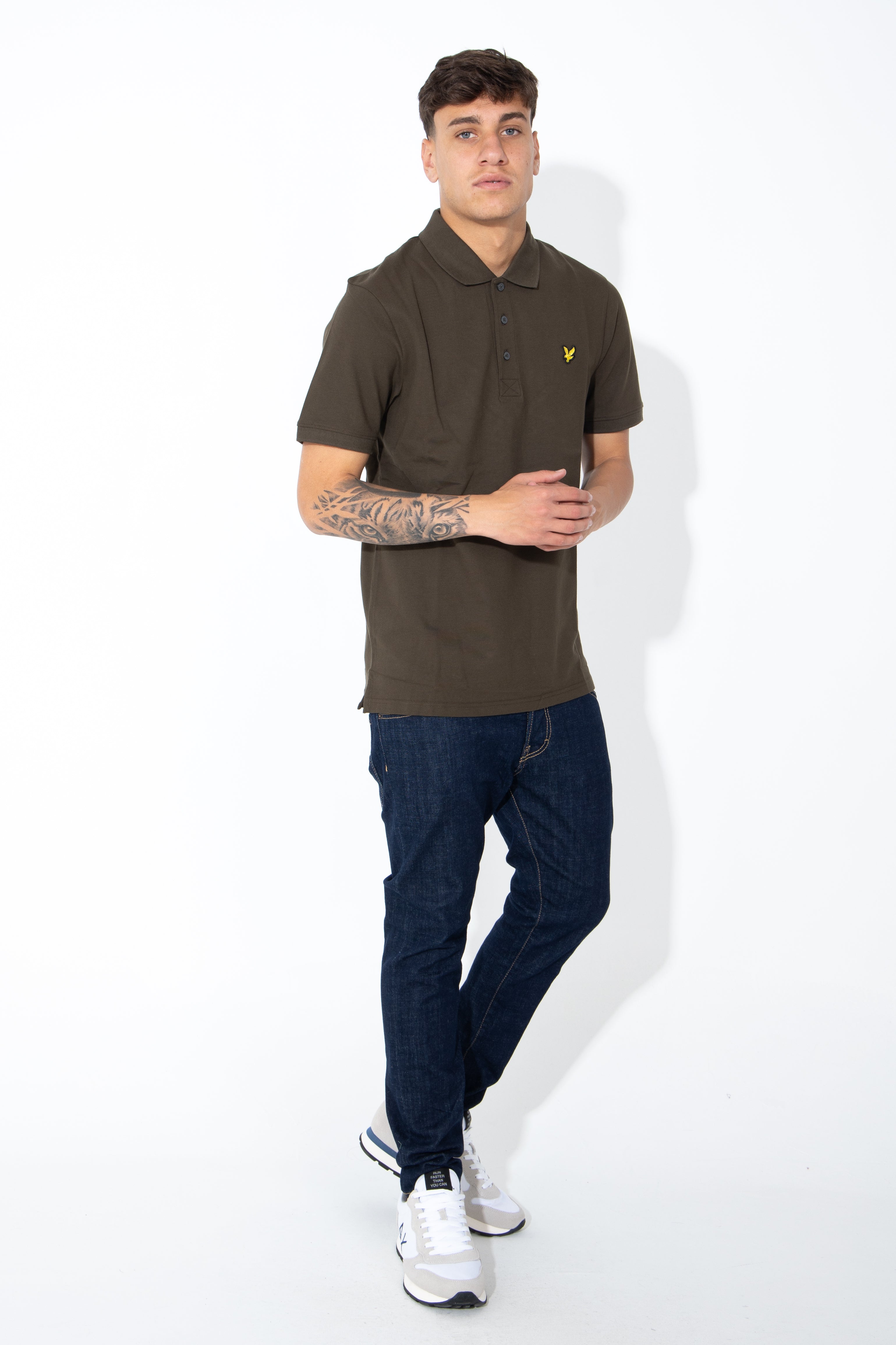 Polo con logo giallo