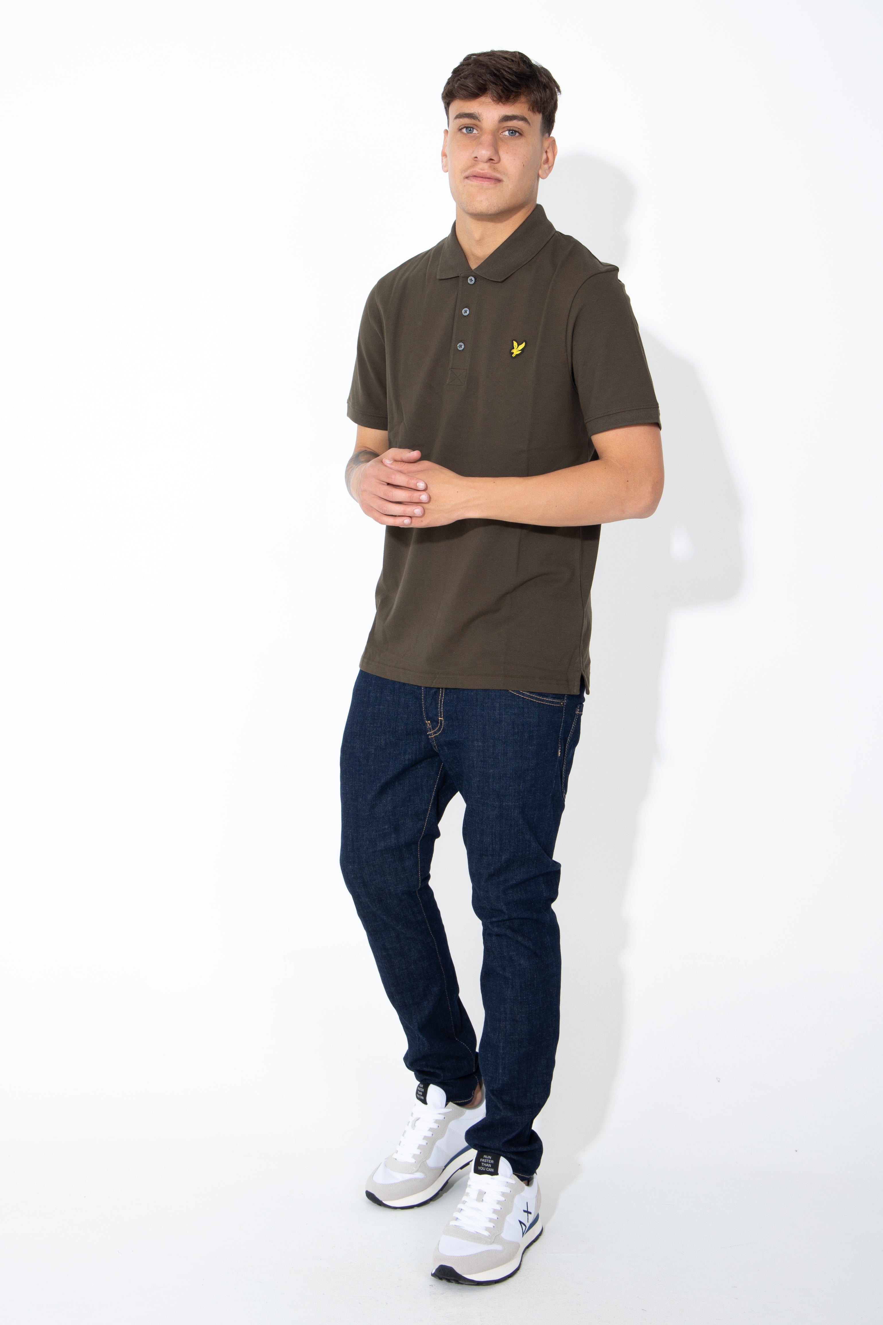 Polo con logo giallo