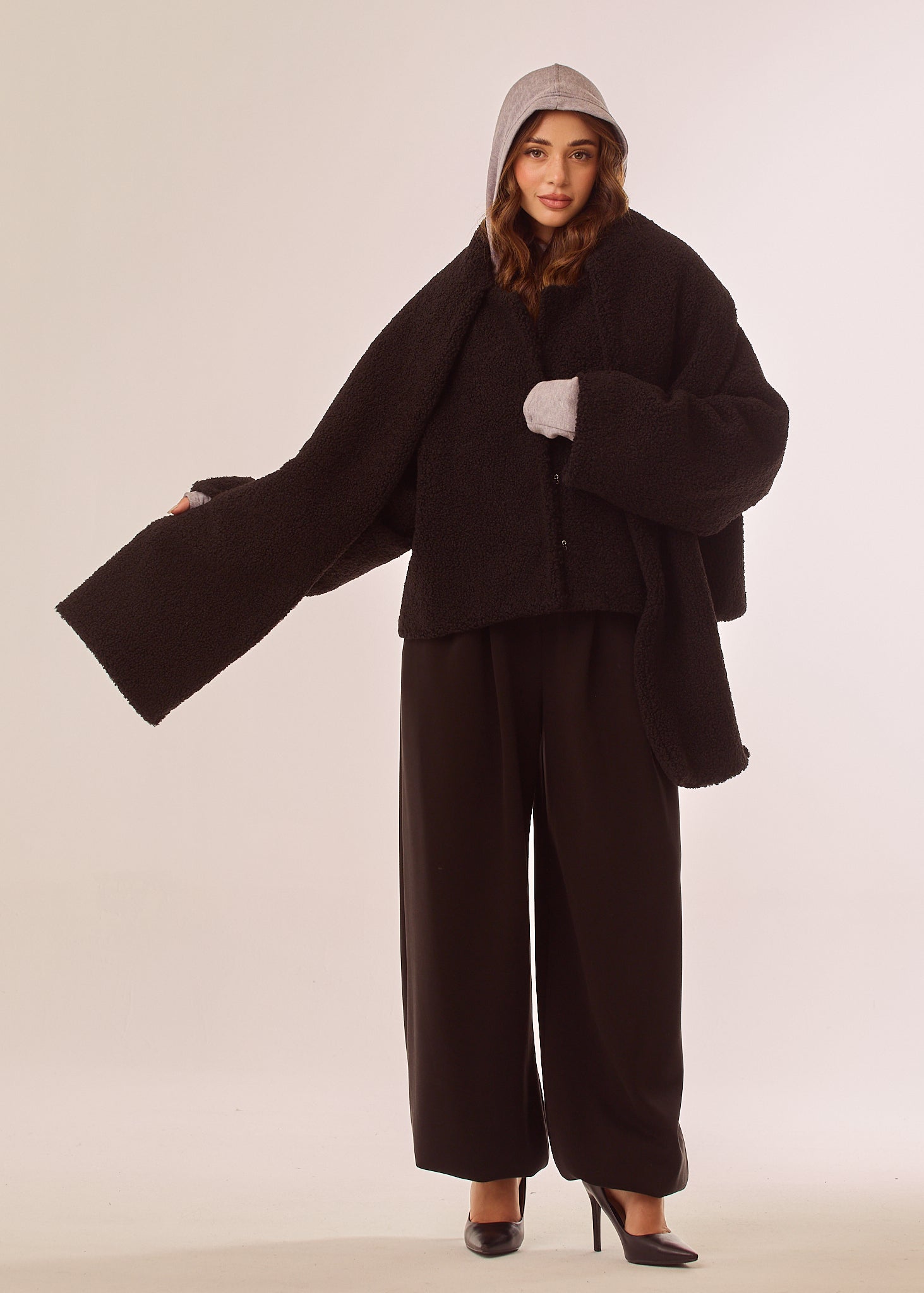 Pelliccia con ampia sciarpa