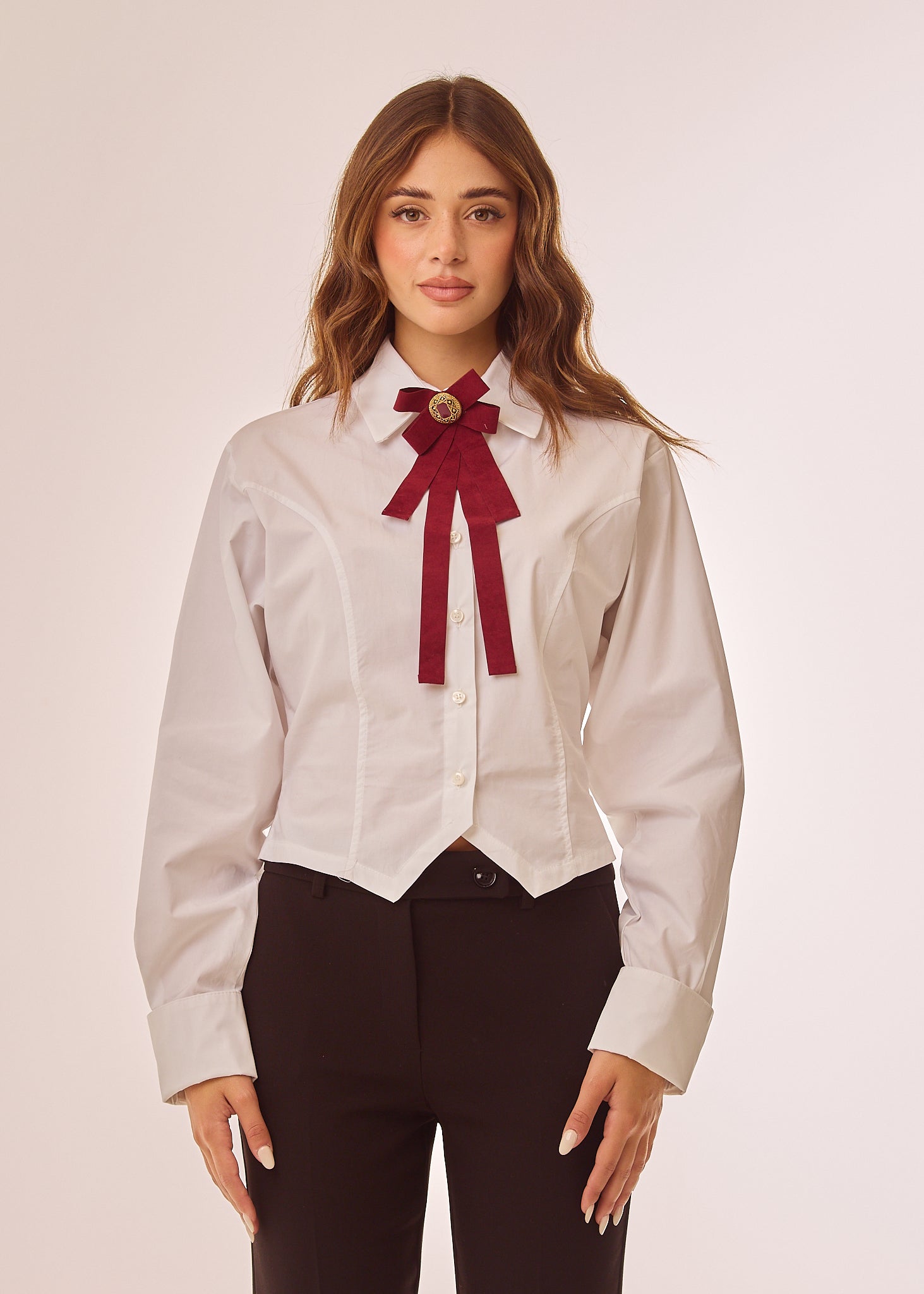 Camicia con spilla removibile