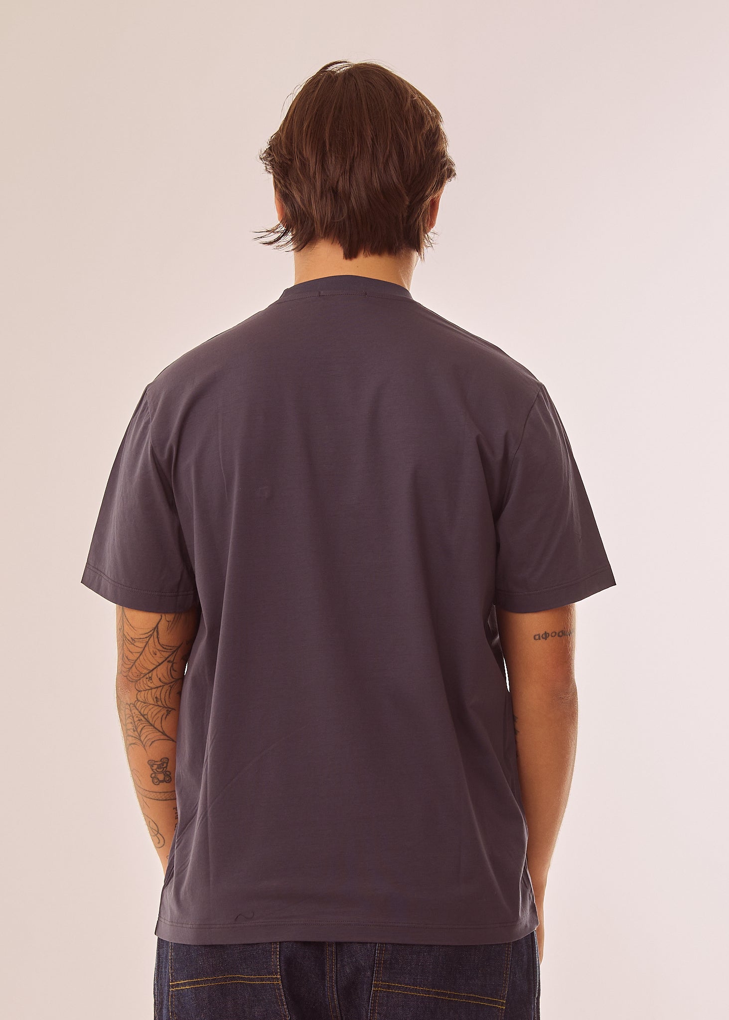 T-shirt con tasca logata
