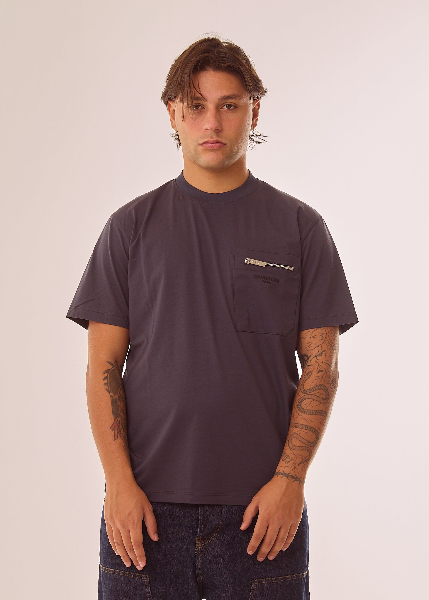 T-shirt con tasca logata