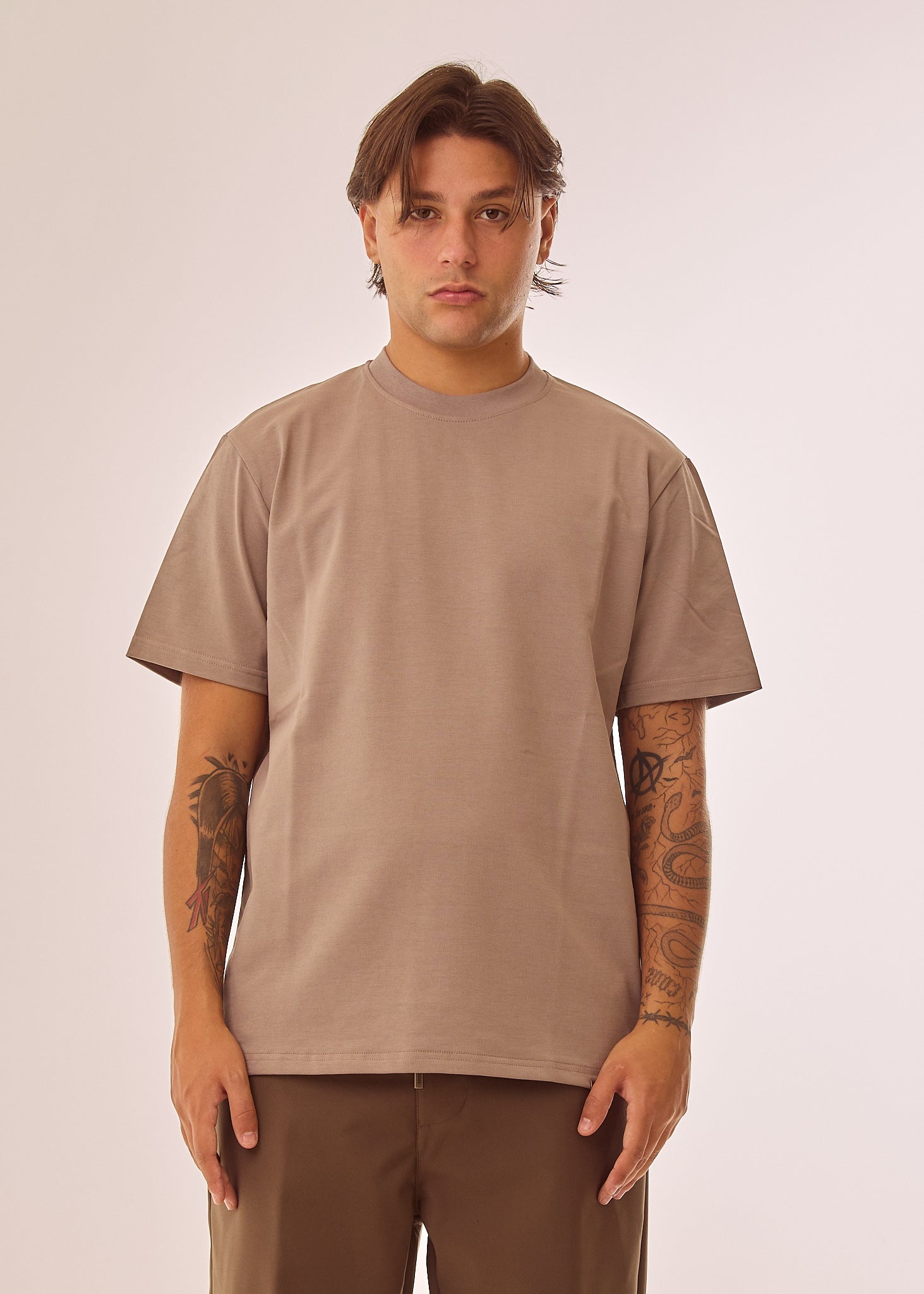 T-shirt con placca logata su fondo