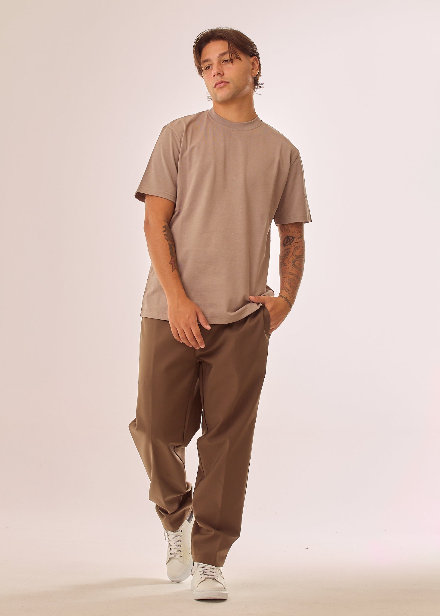 T-shirt con placca logata su fondo