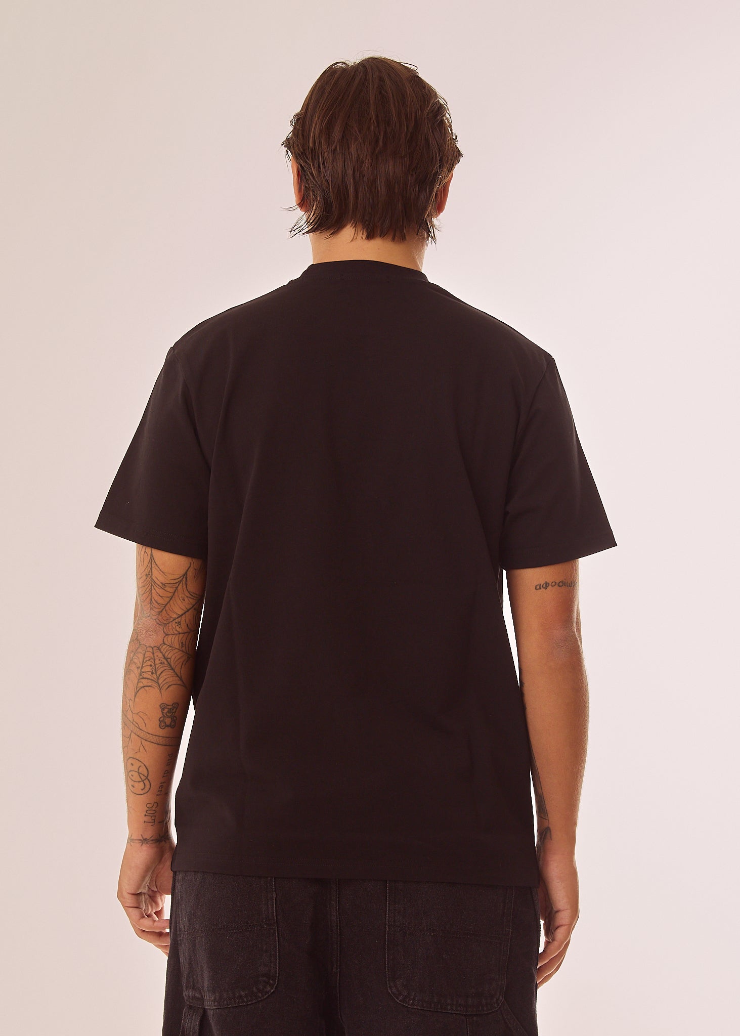 T-shirt con placca logata su fondo