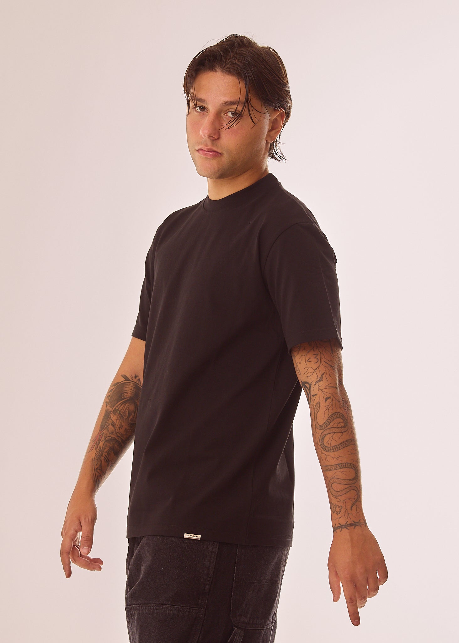 T-shirt con placca logata su fondo