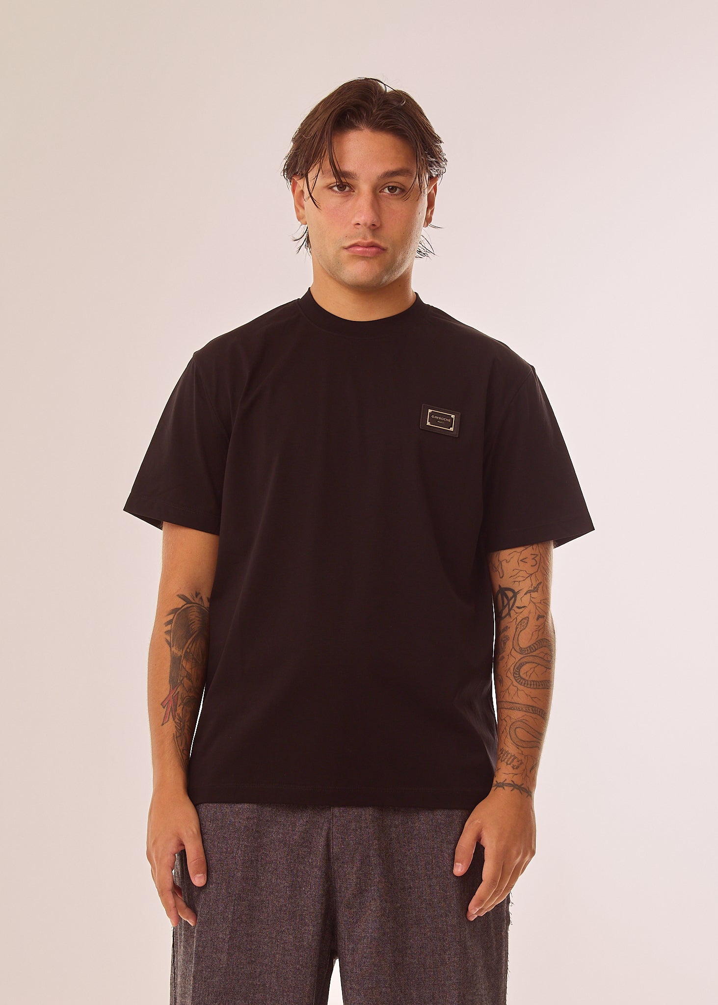 T-shirt con placca logata