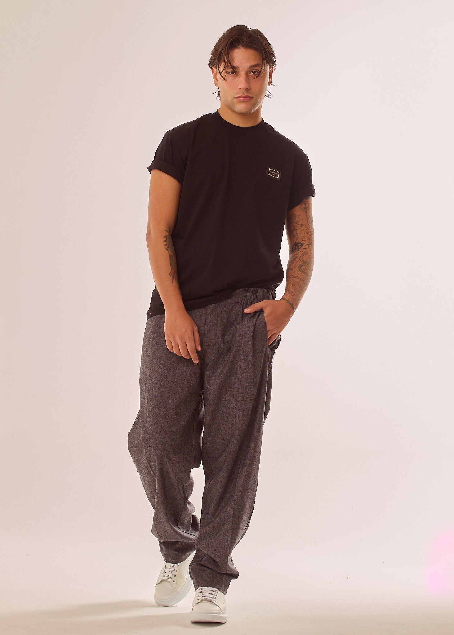 T-shirt con placca logata