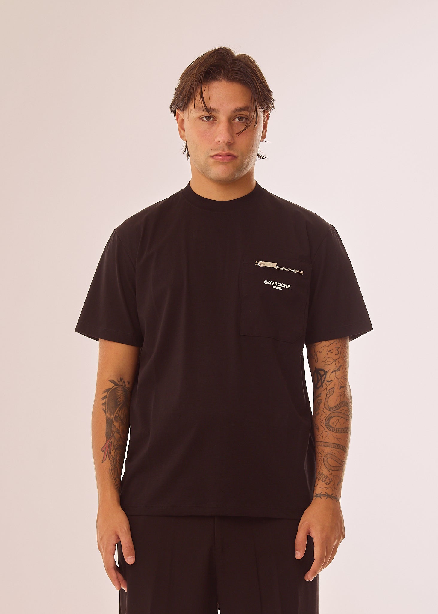 T-shirt con tasca logata