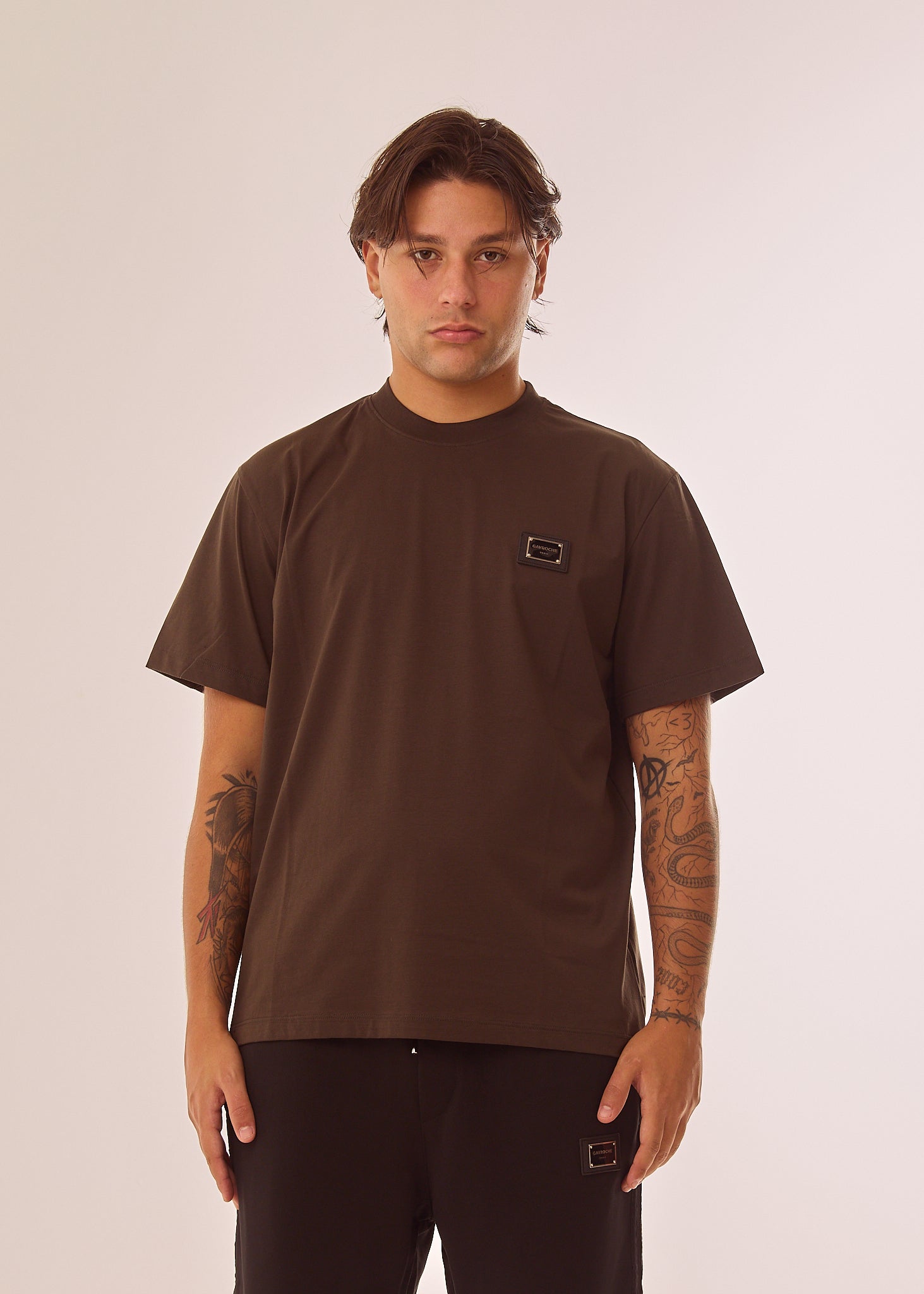 T-shirt con placca logata