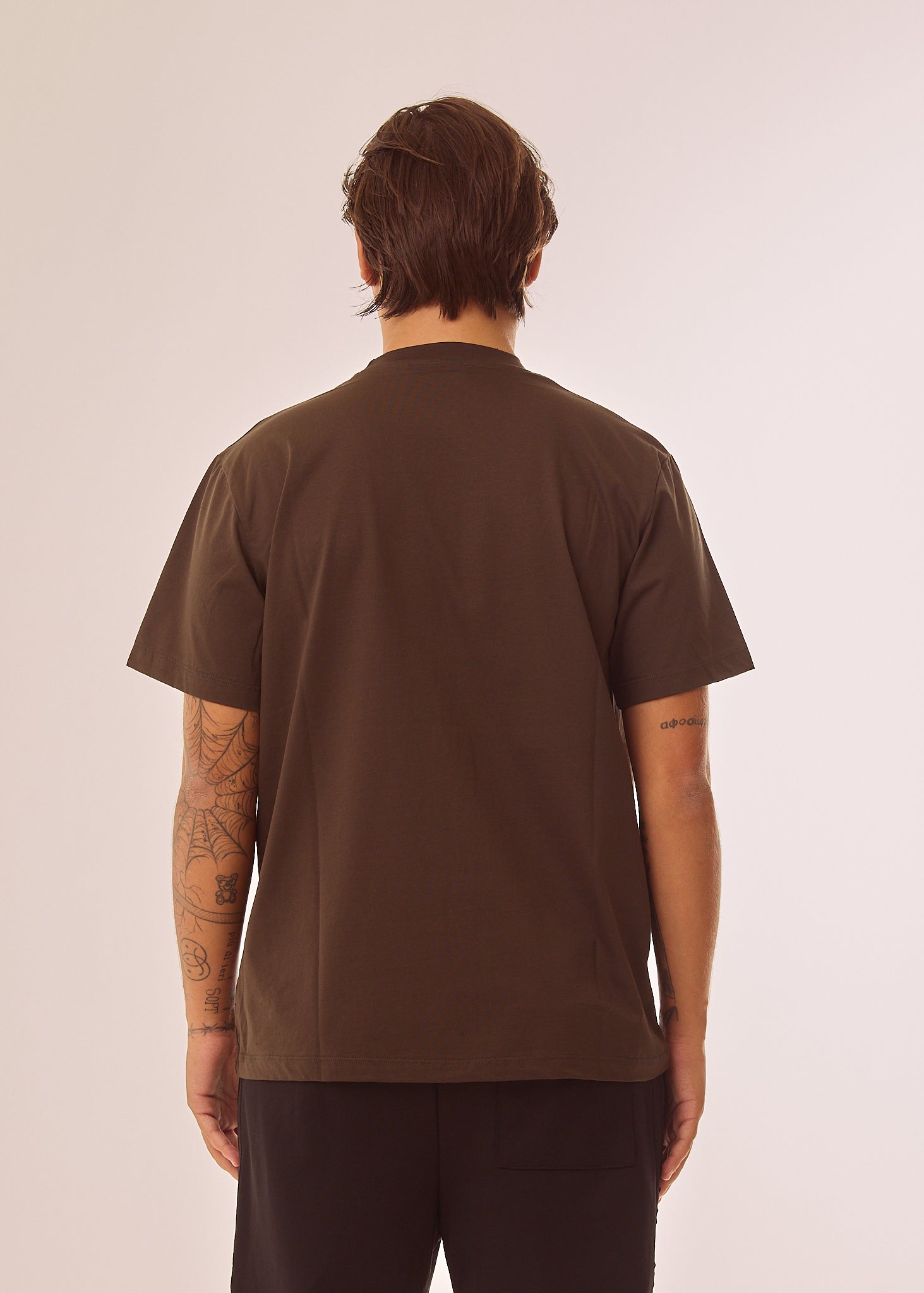 T-shirt con placca logata