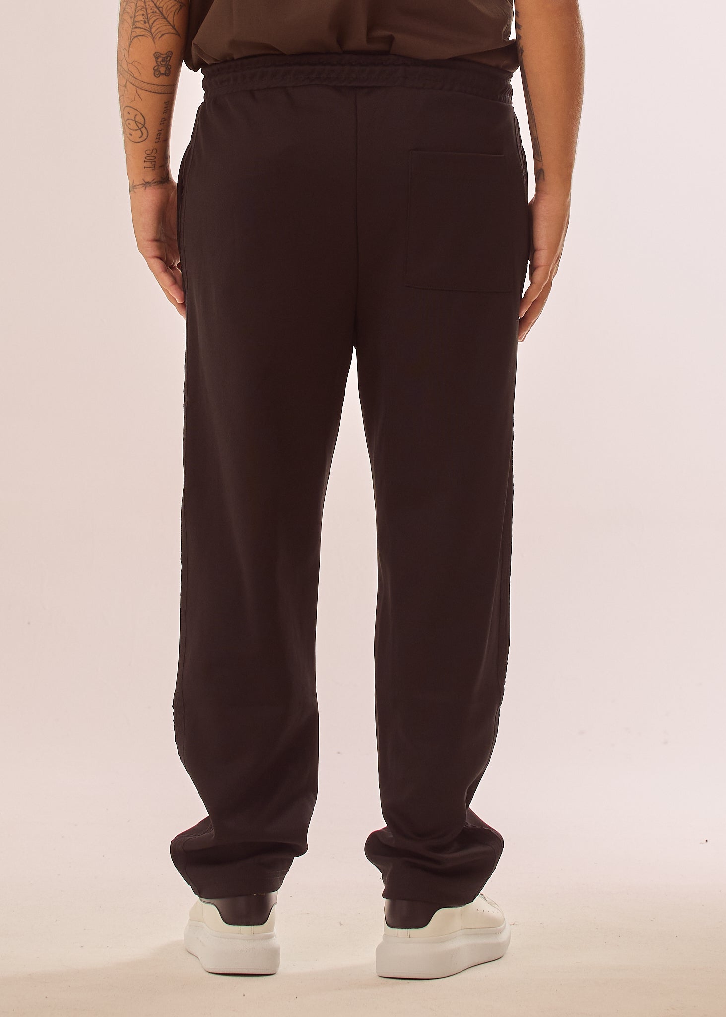 Pantalone con placca logata