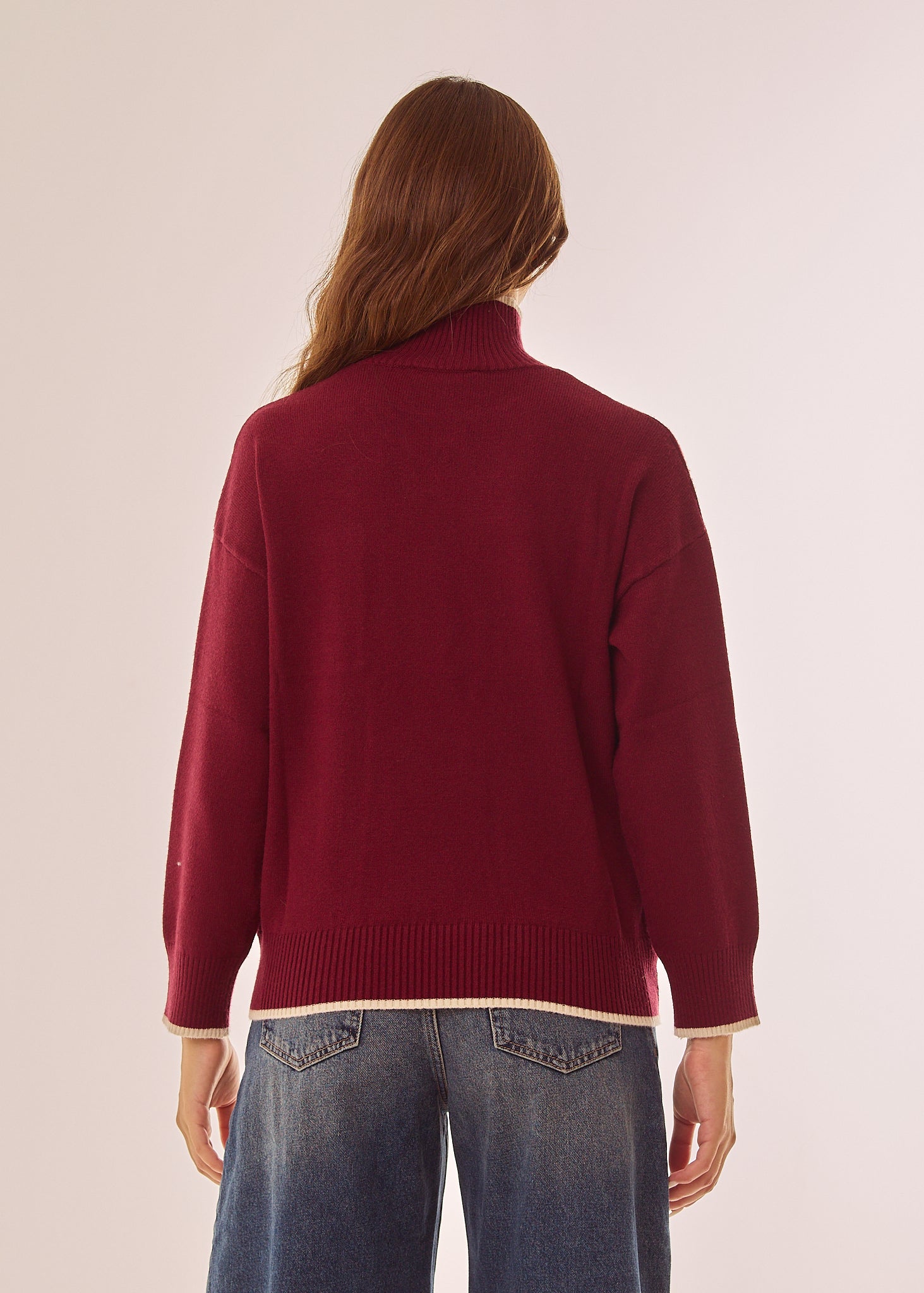 Maglia dolcevita con bordo a contrasto