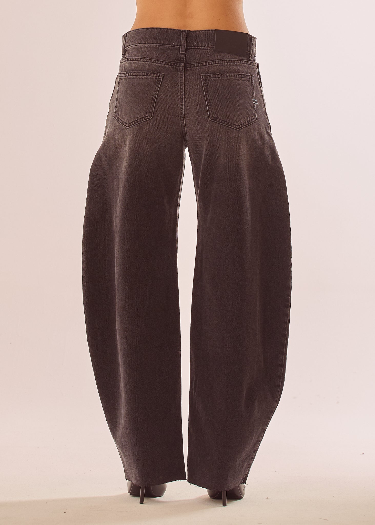 Jeans balloon con fondo a taglio vivo