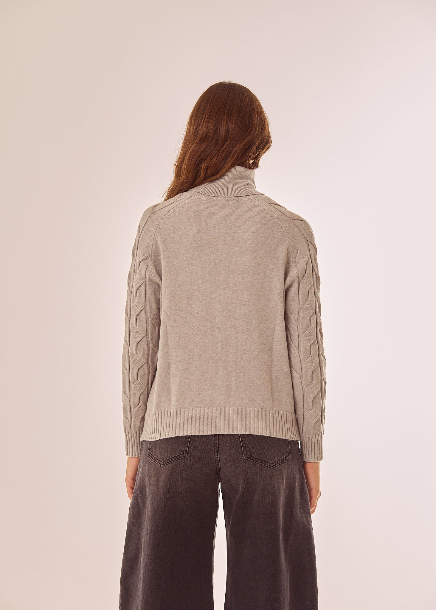 Maglia dolcevita con lavorazione a trecce