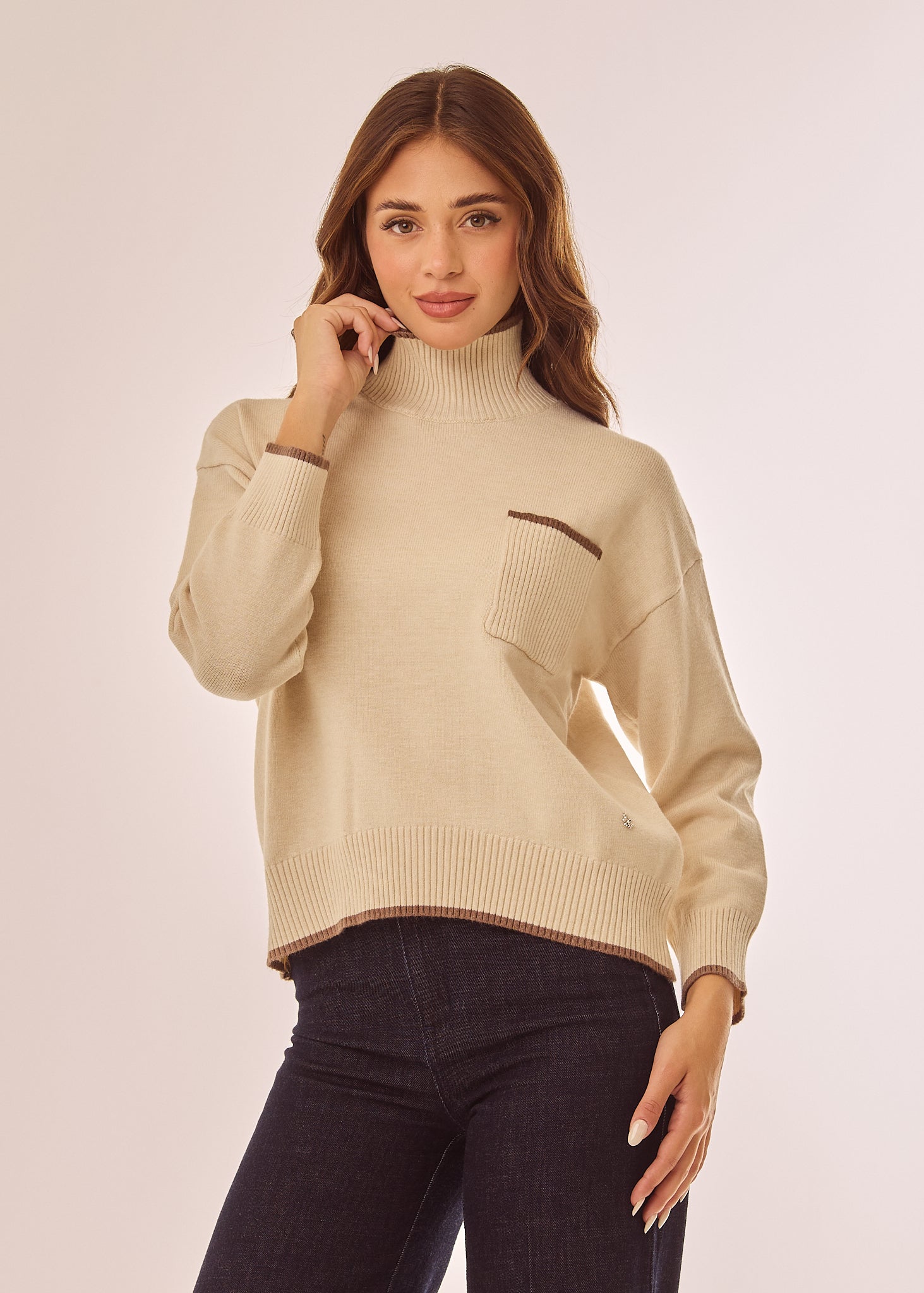 Maglia dolcevita con bordo a contrasto