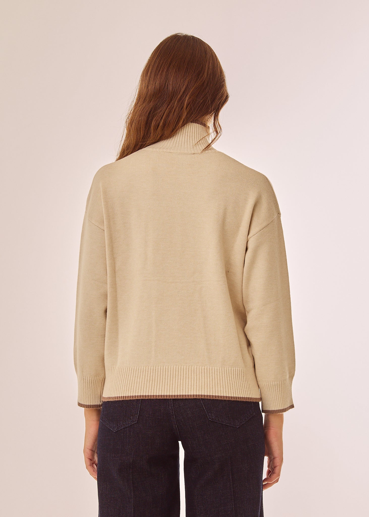 Maglia dolcevita con bordo a contrasto