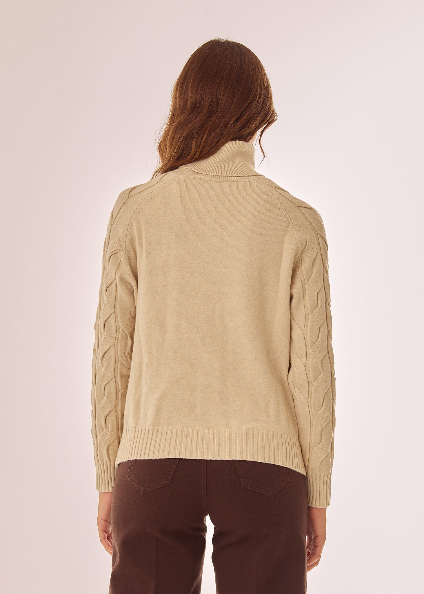 Maglia dolcevita con lavorazione a trecce