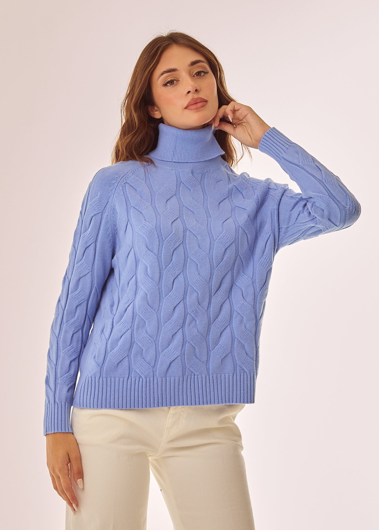 Maglia dolcevita con lavorazione a trecce