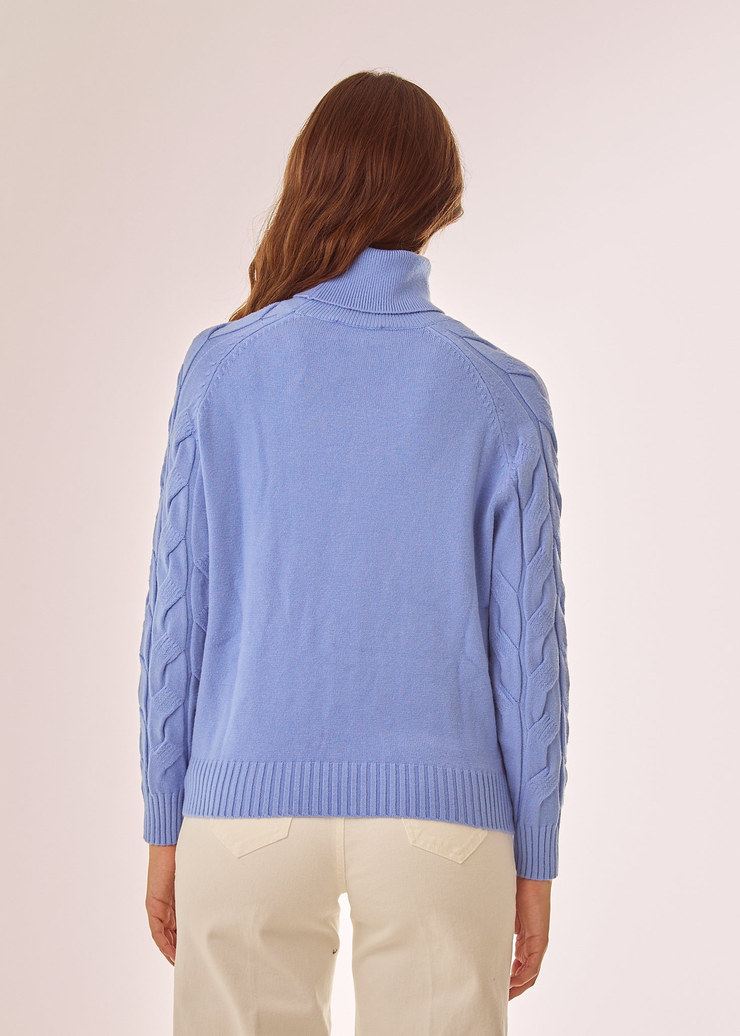 Maglia dolcevita con lavorazione a trecce