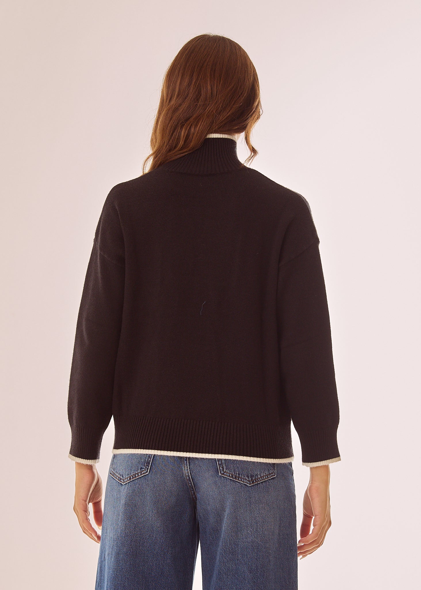 Maglia dolcevita con bordo a contrasto