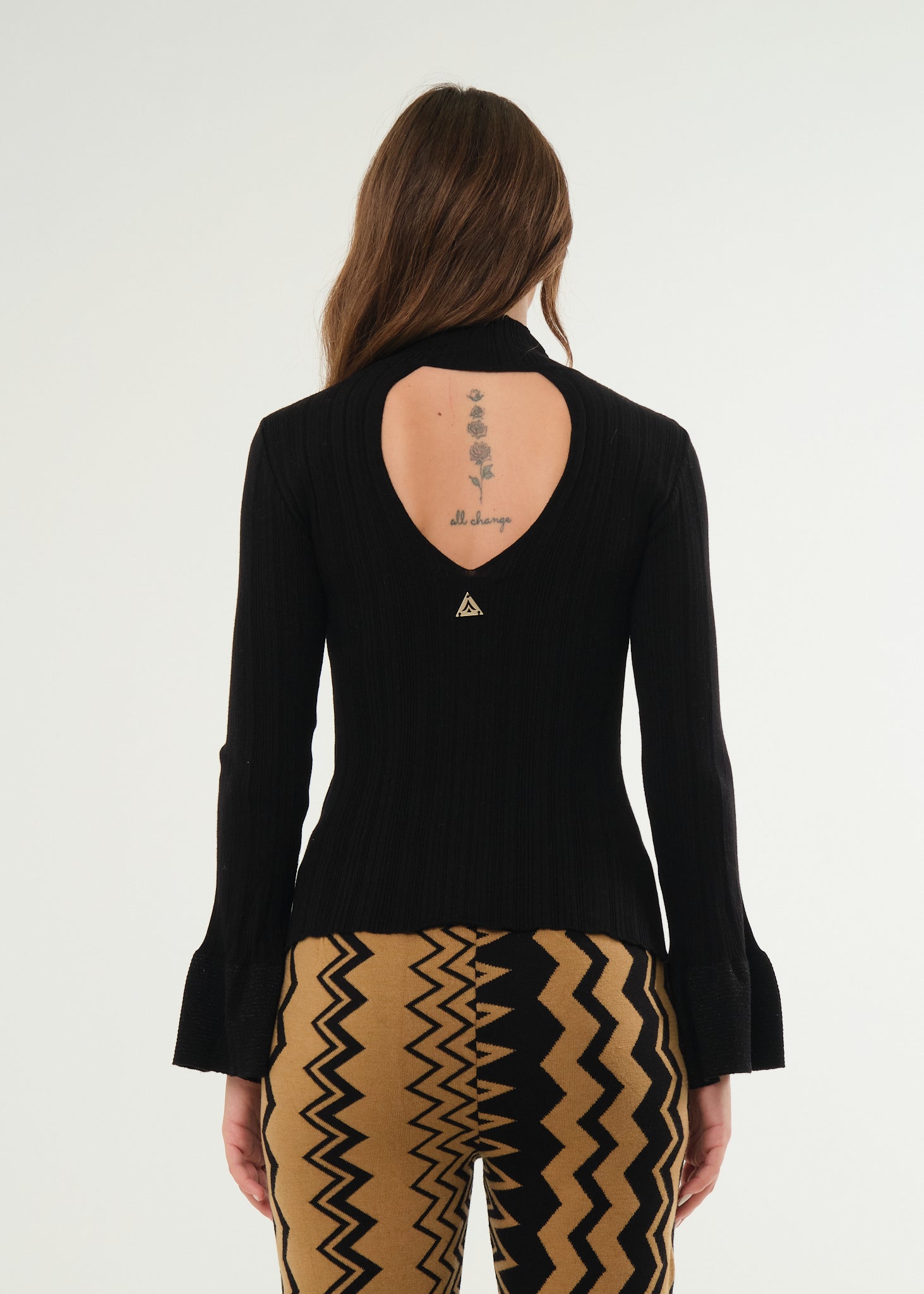 Maglia a costine con cut out frontale