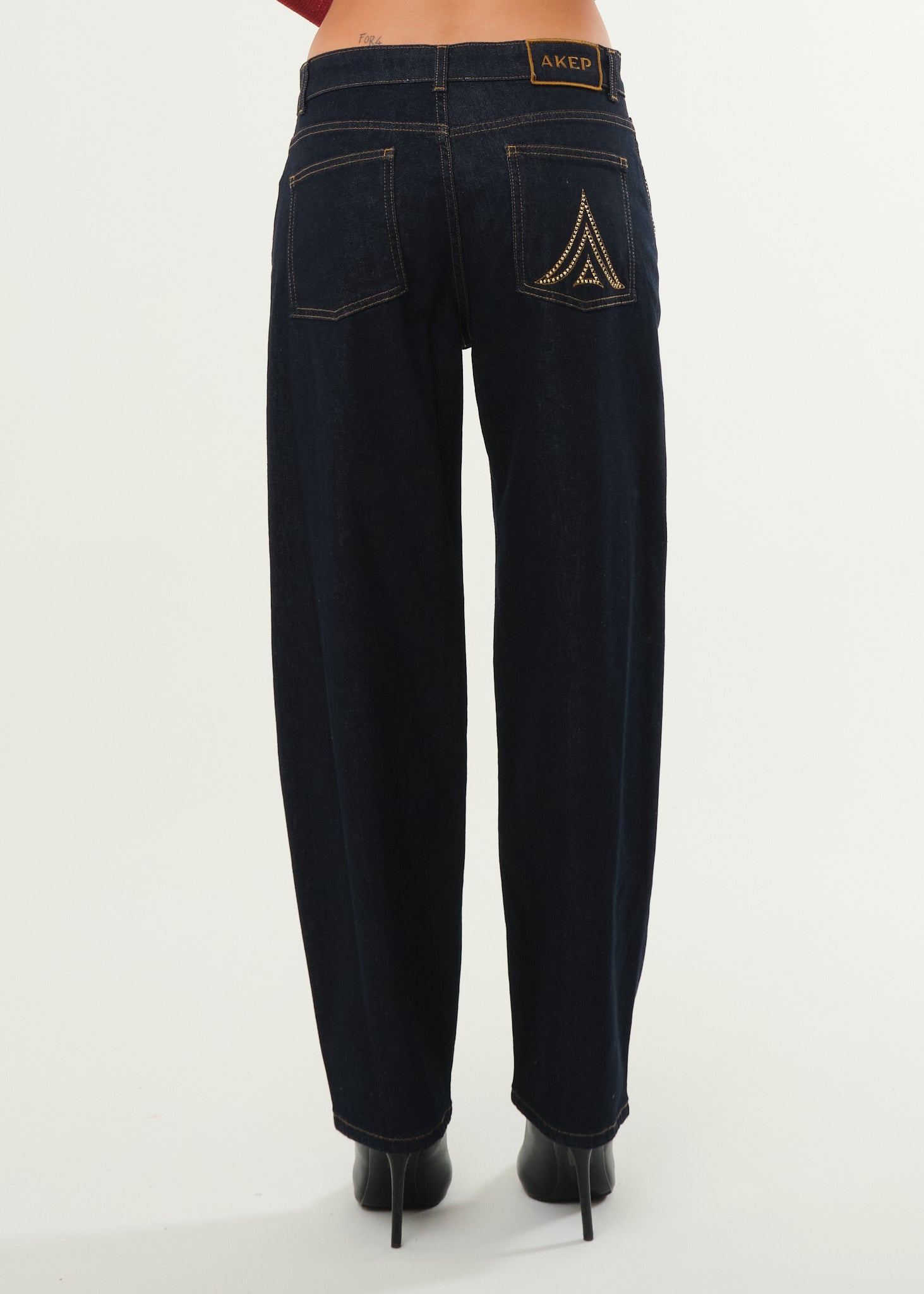 Jeans a gambe ampie con ricamo posteriore