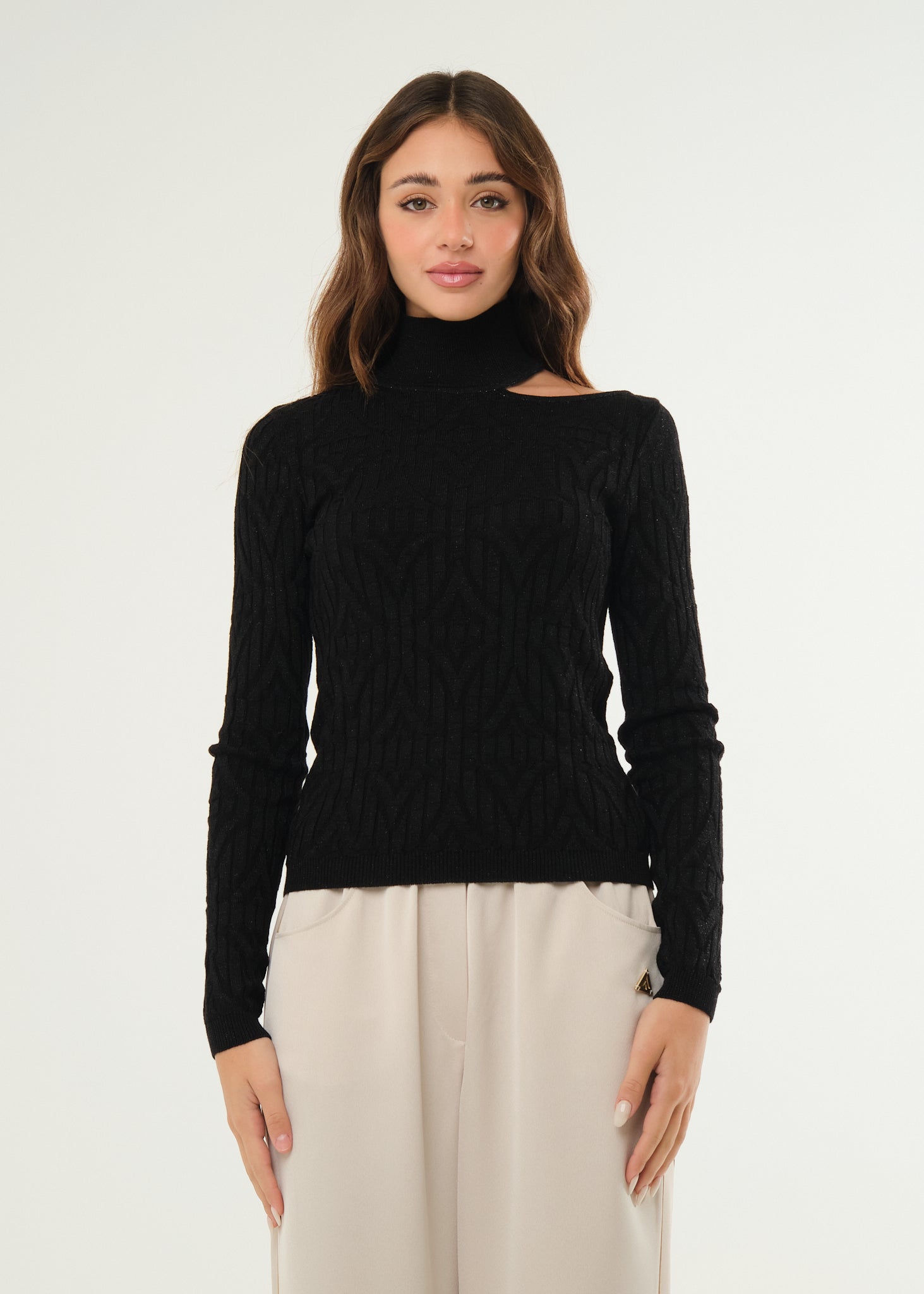 Maglia dolcevita con cut out su spalla