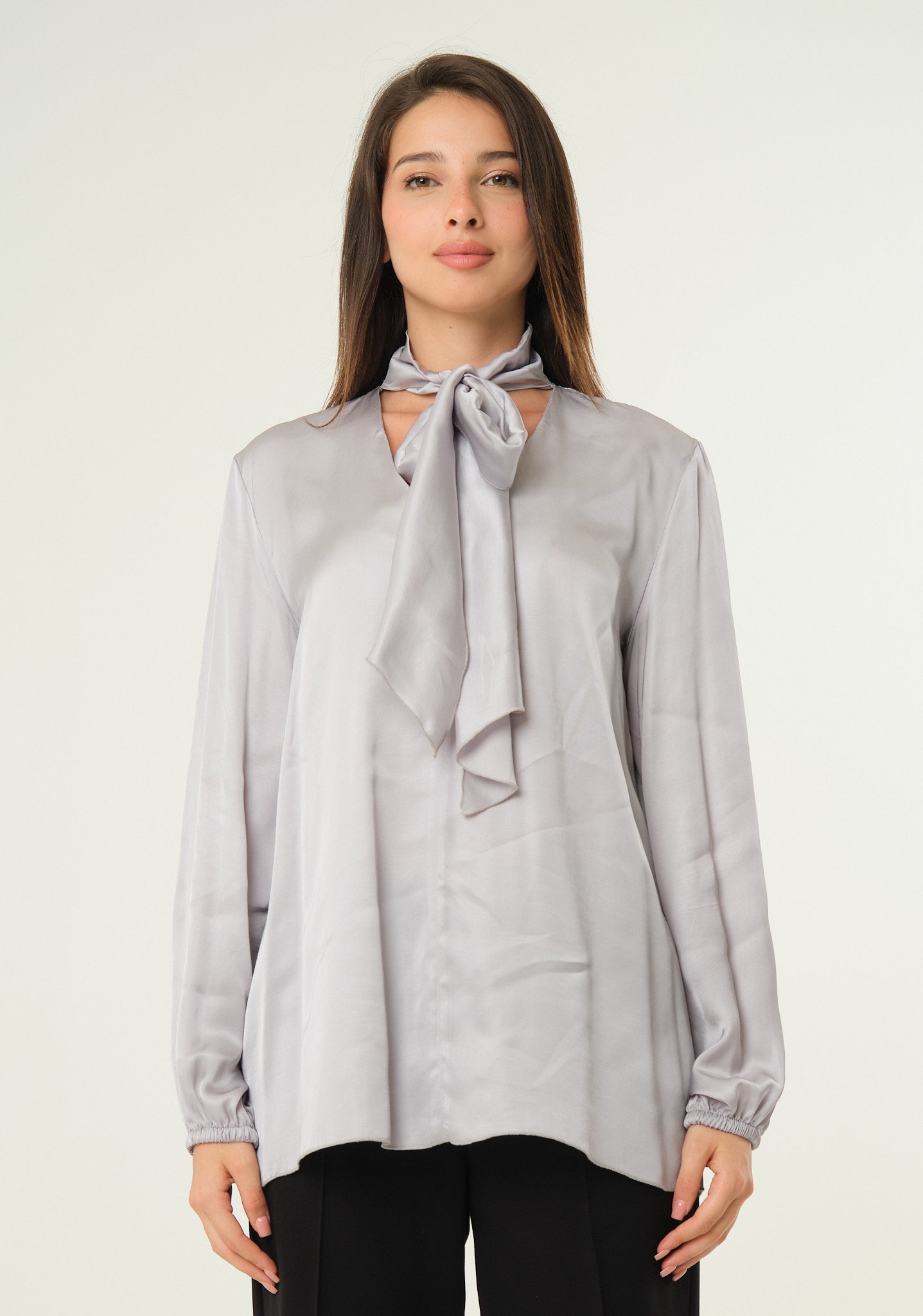Blusa con fusciacca al collo