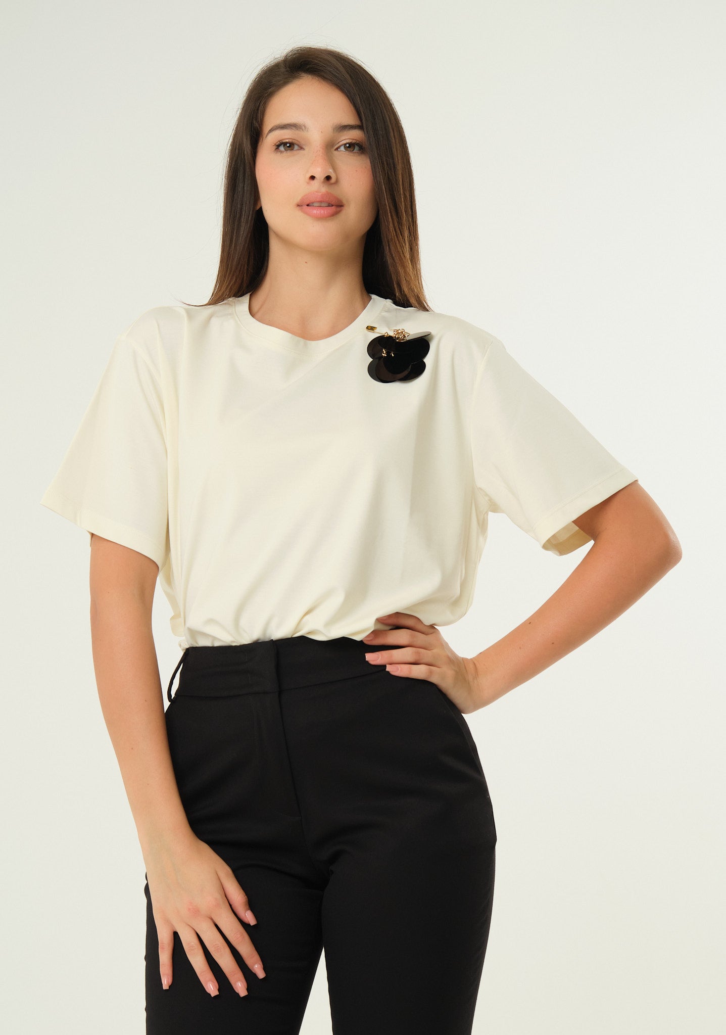 T-shirt in jersey con spilla removibile
