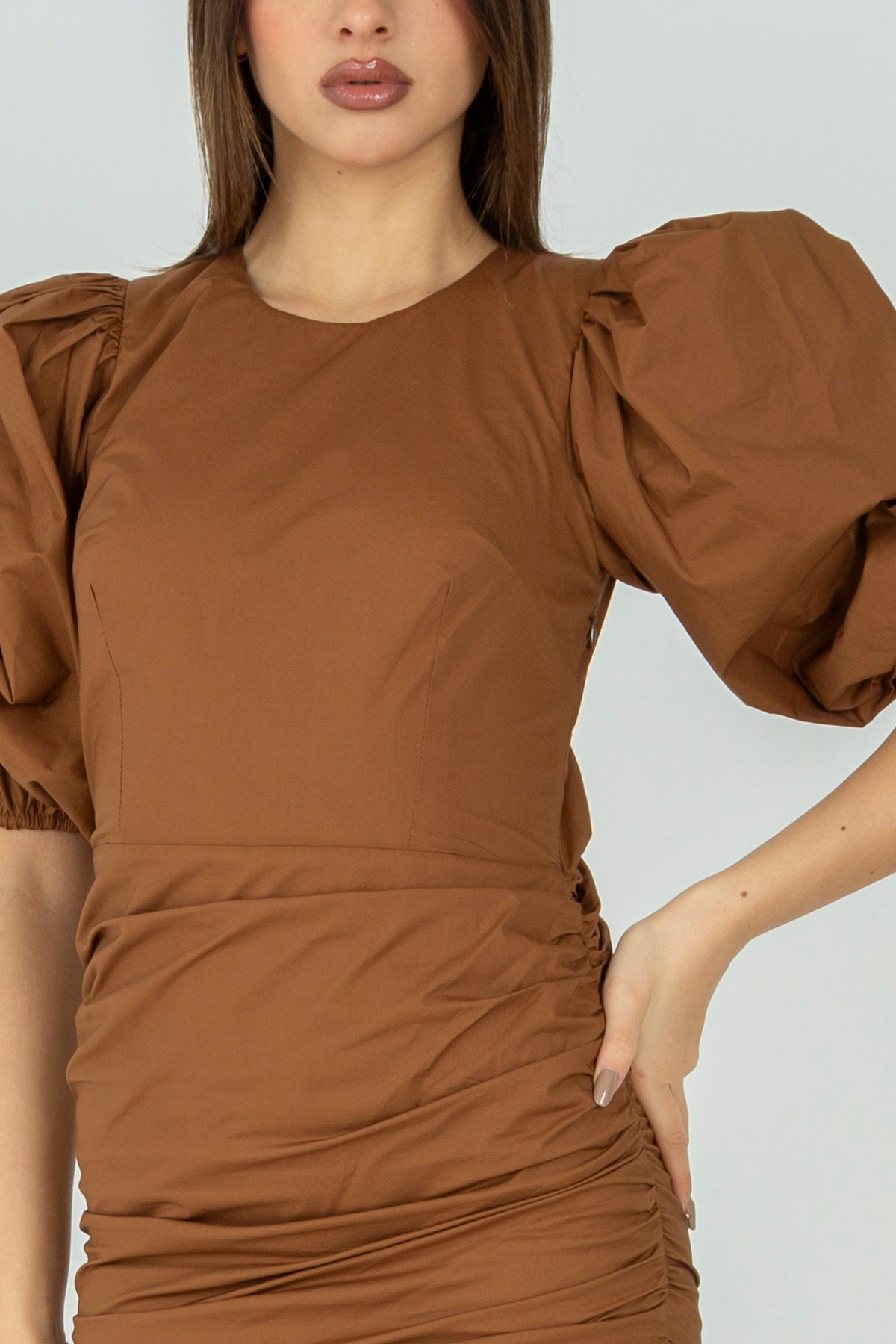 Abito tubino con ampie maniche