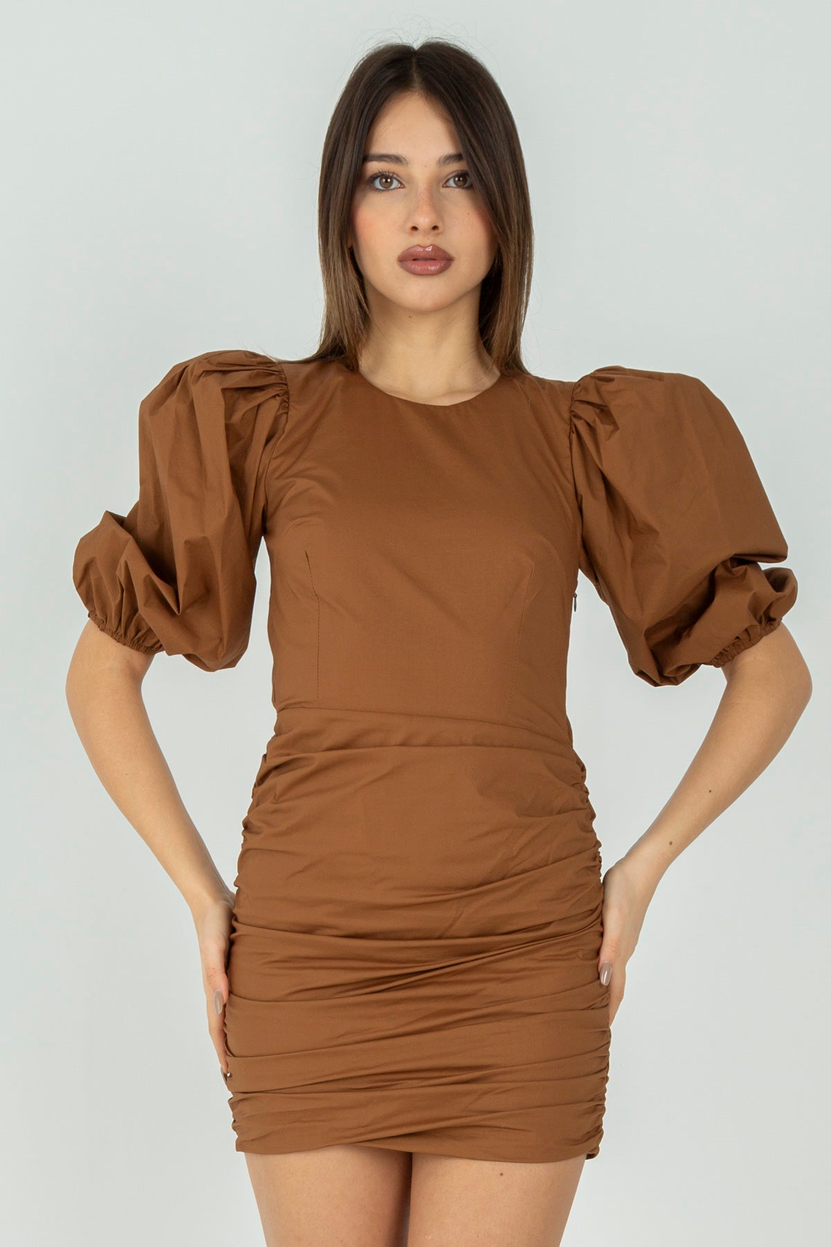 Abito tubino con ampie maniche