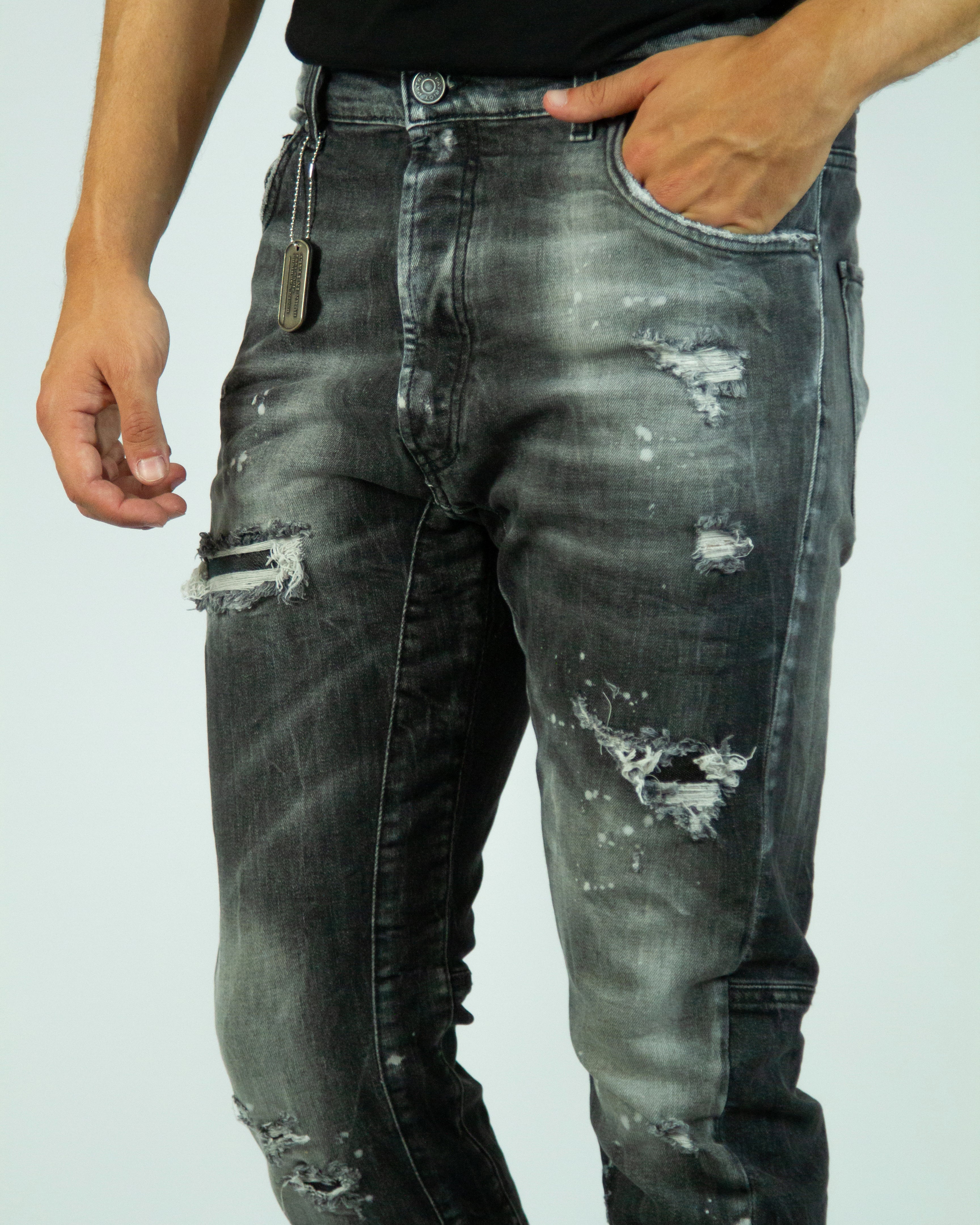 Jeans con rotture e macchie